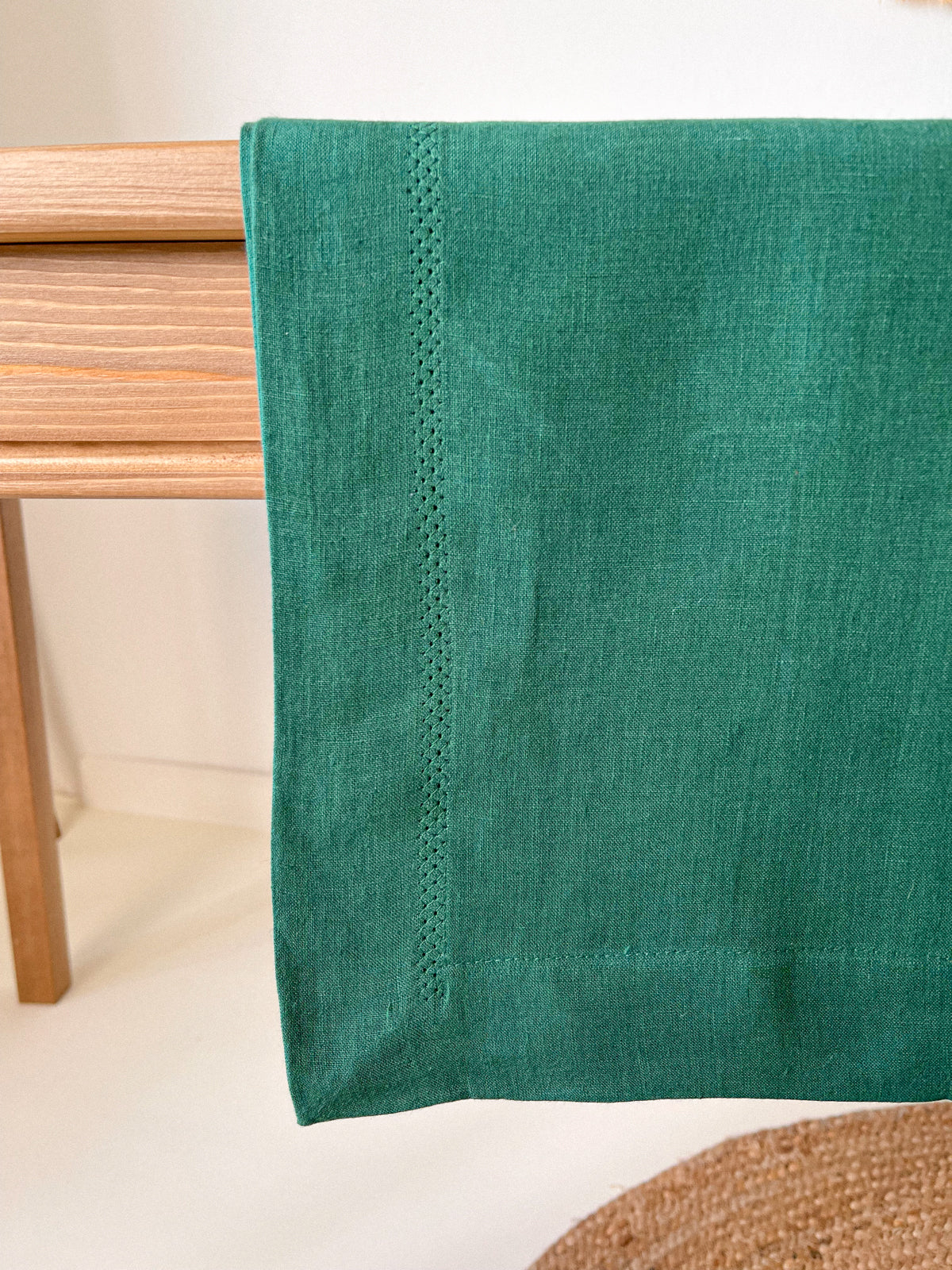 Tischdecke aus dunkelgrünem Leinen mit Hohlsaum und Kuvertecken - Linen Notes