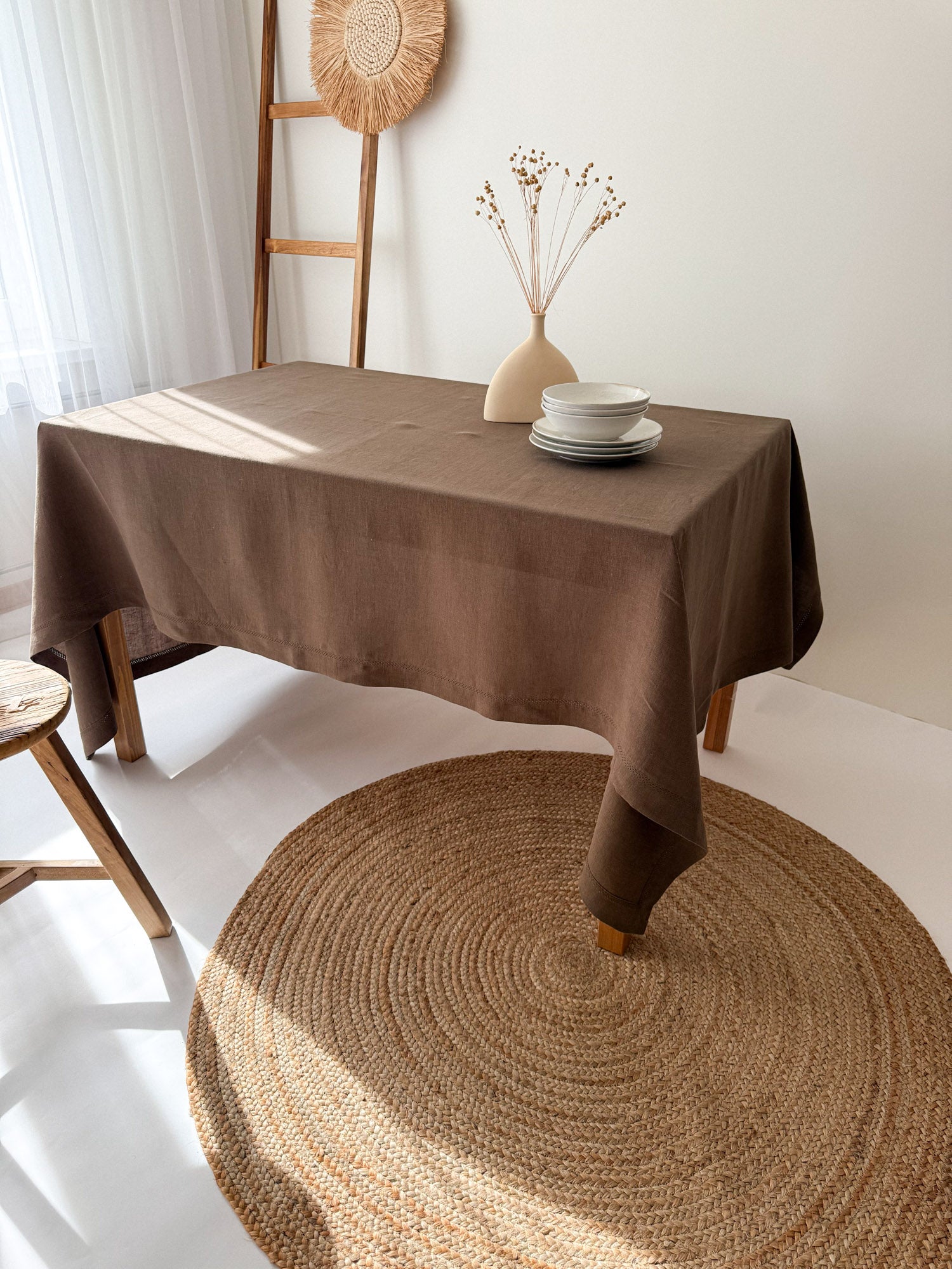 Nappe en lin marron avec motif ajouré