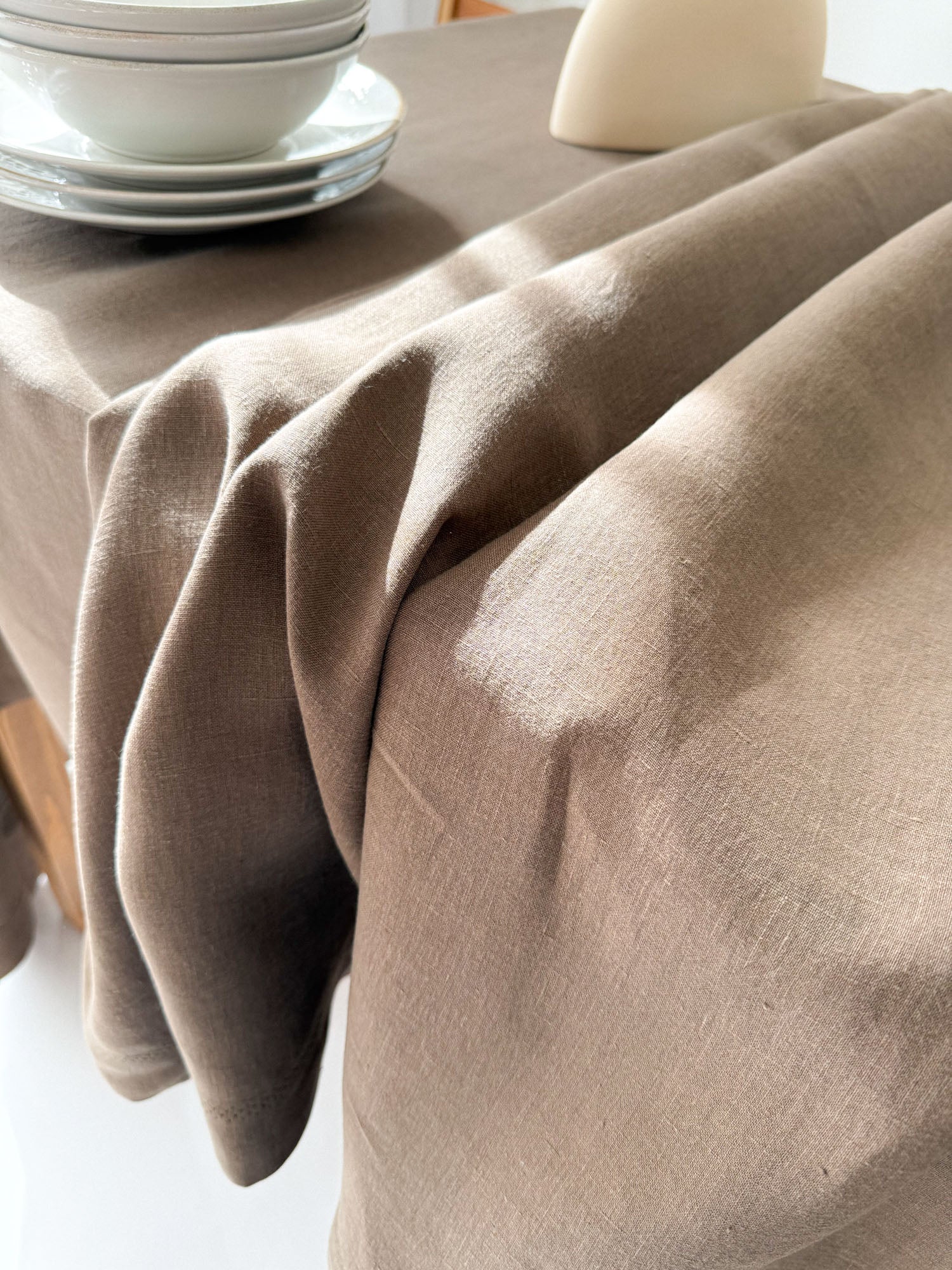 Nappe en lin marron avec motif ajouré