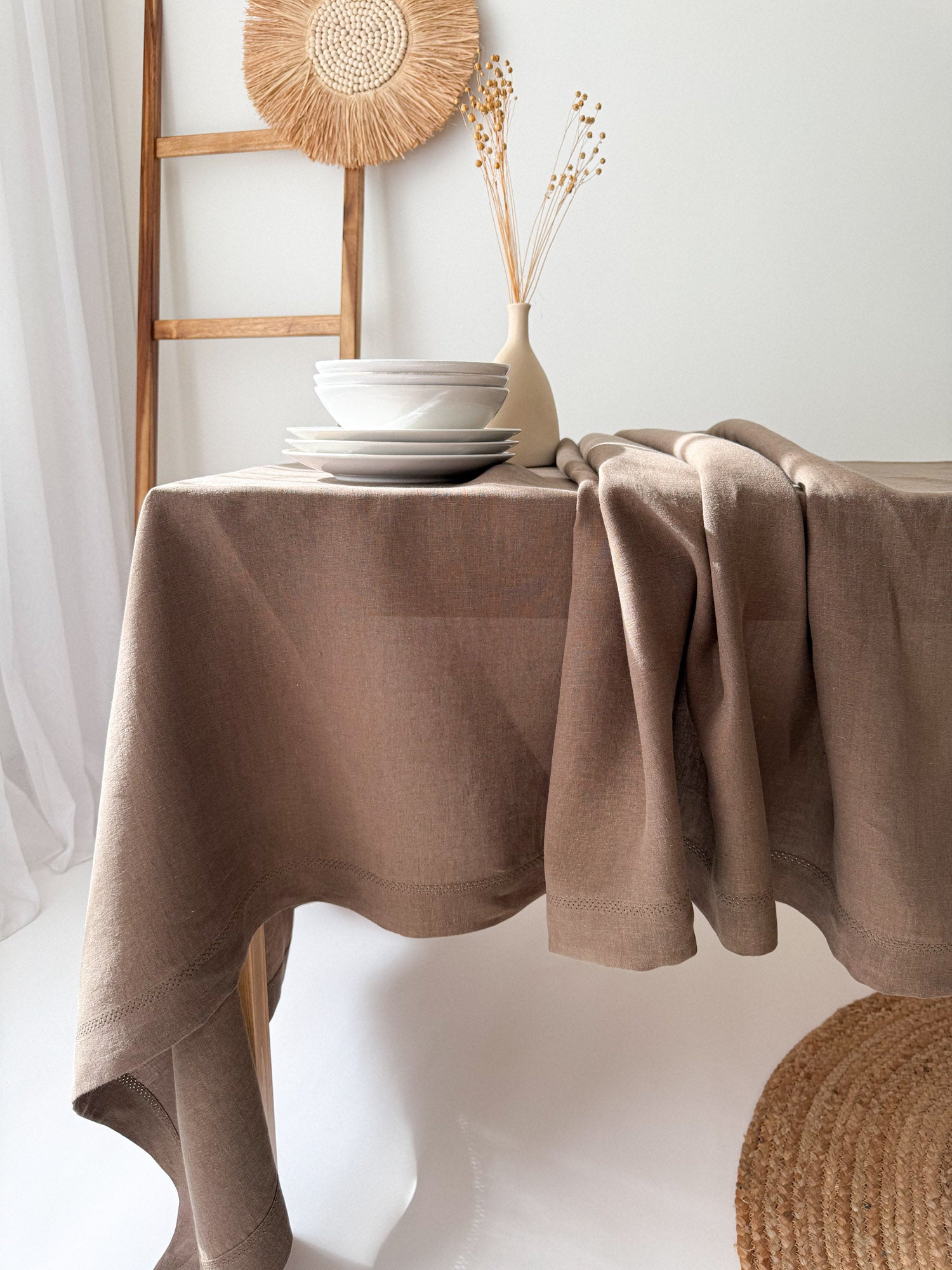 Nappe en lin marron avec motif ajouré