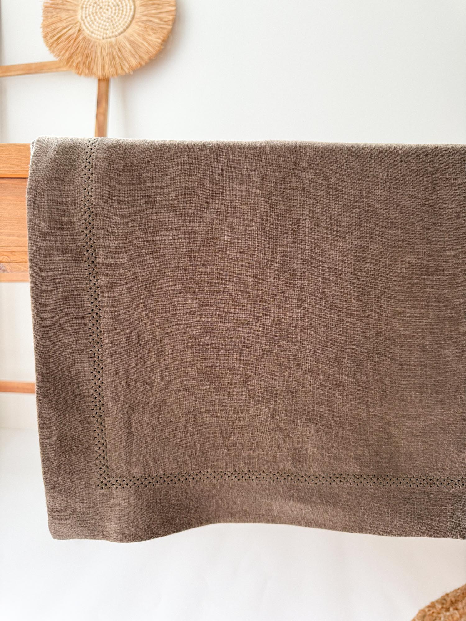 Nappe en lin marron avec motif ajouré