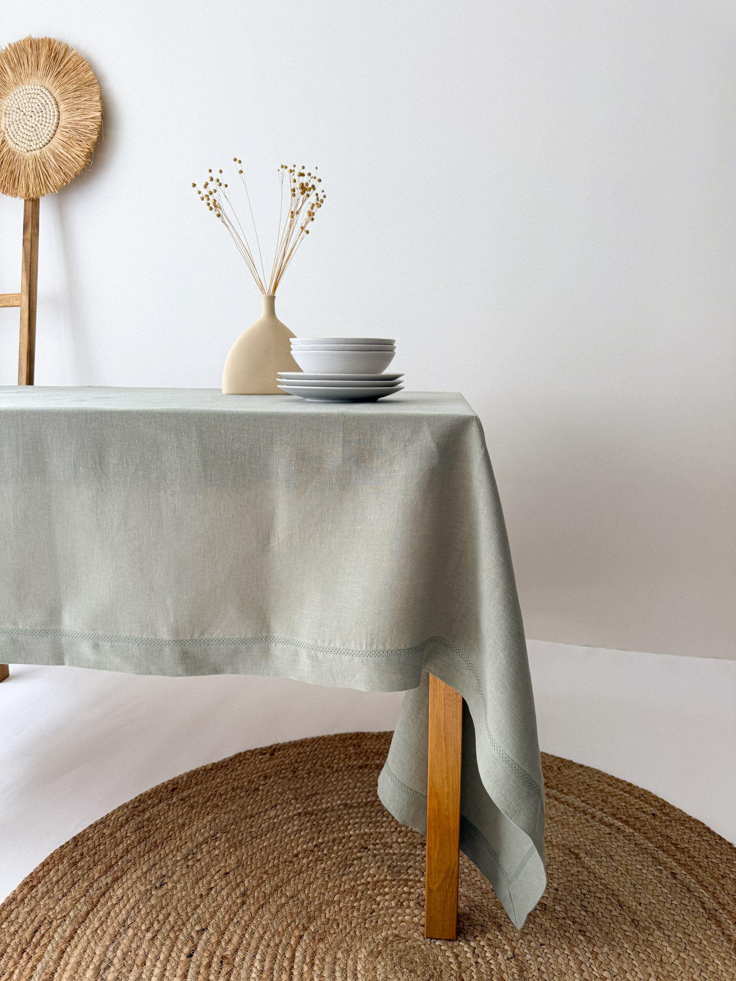 Nappe en lin vert sauge avec motif ajouré