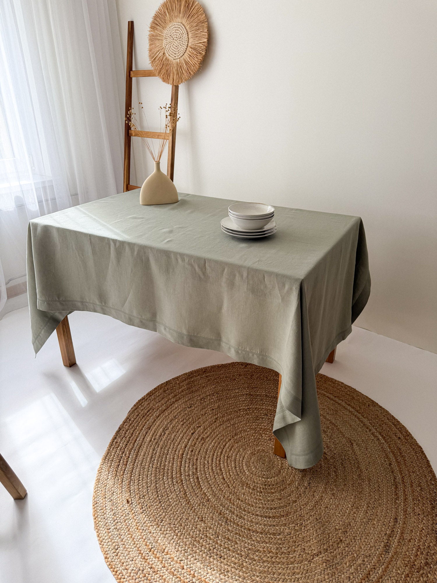 Nappe en lin vert sauge avec motif ajouré
