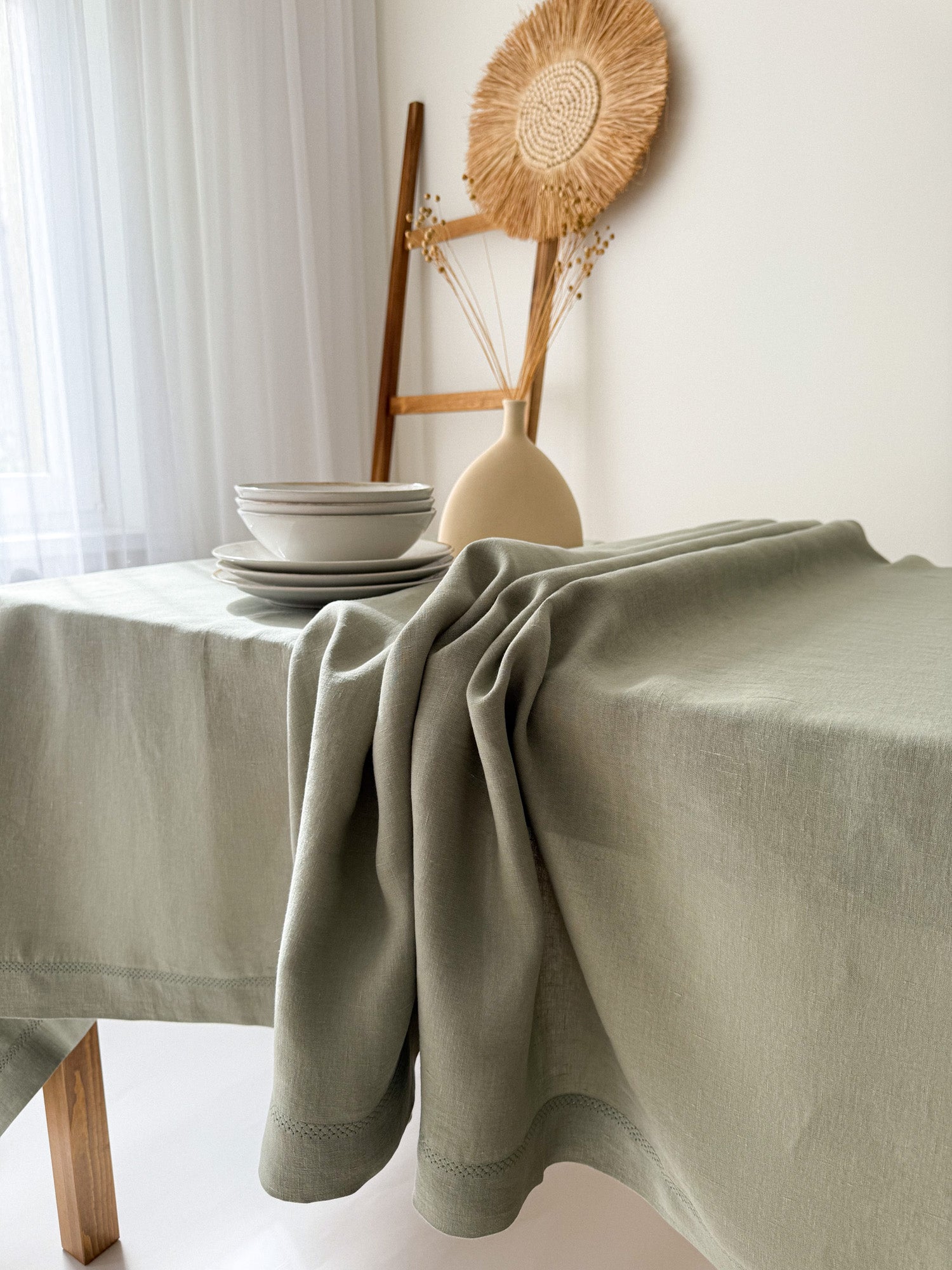 Nappe en lin vert sauge avec motif ajouré