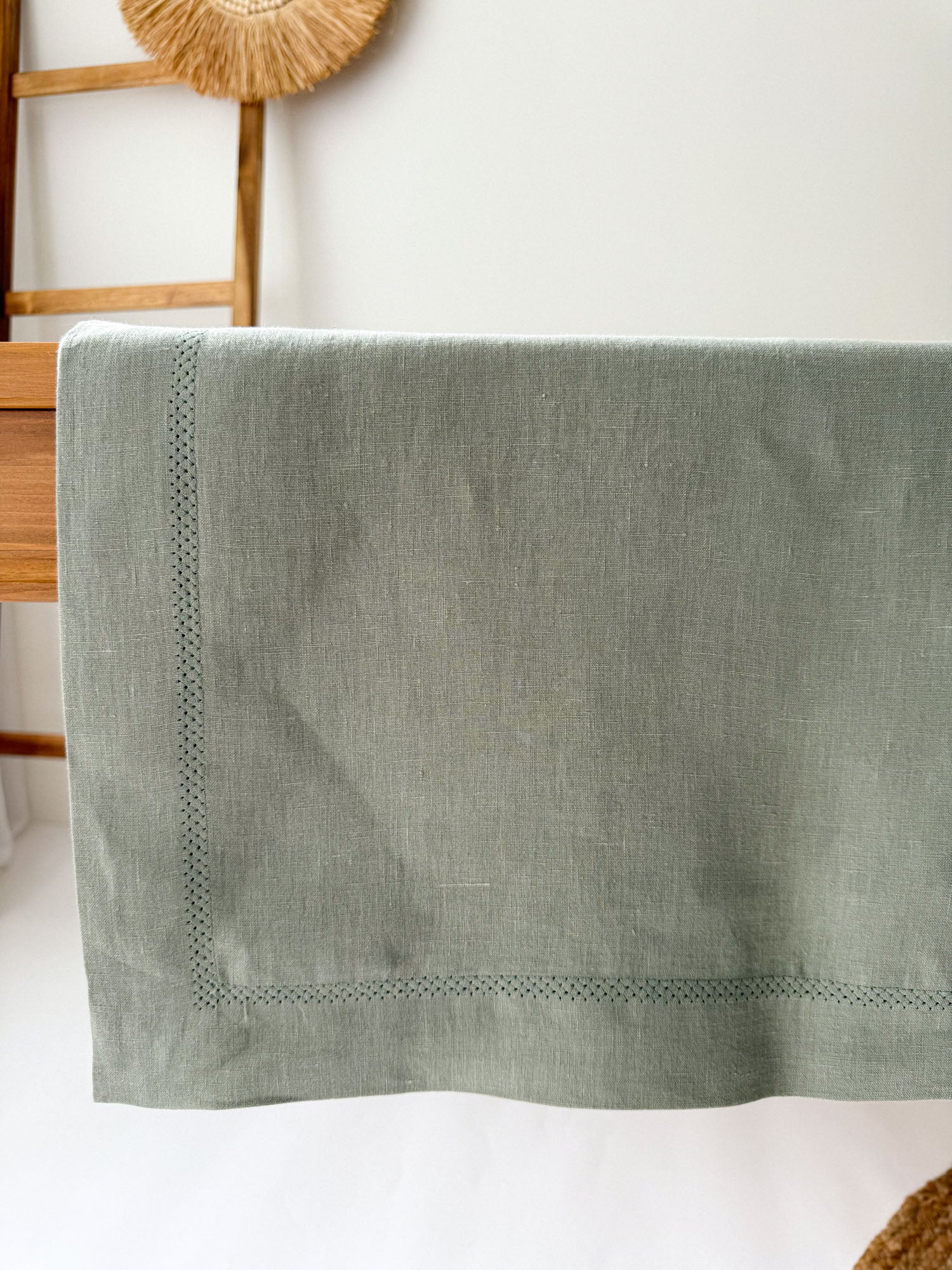 Nappe en lin vert sauge avec motif ajouré