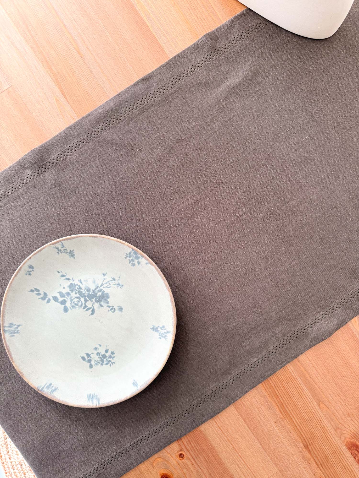 Chemin de table en lin marron avec motif ajouré