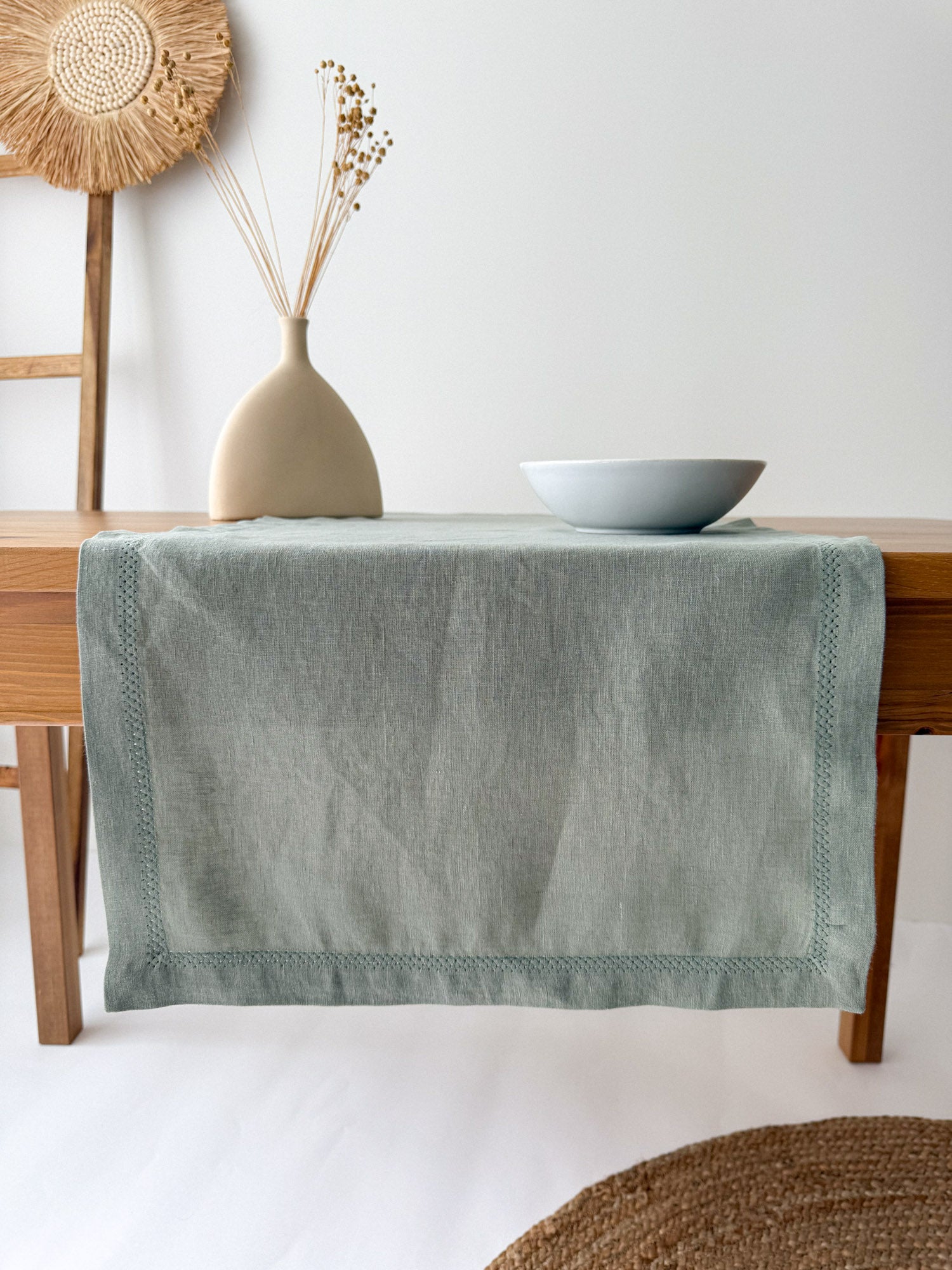 Chemin de table en lin vert sauge avec motif ajouré