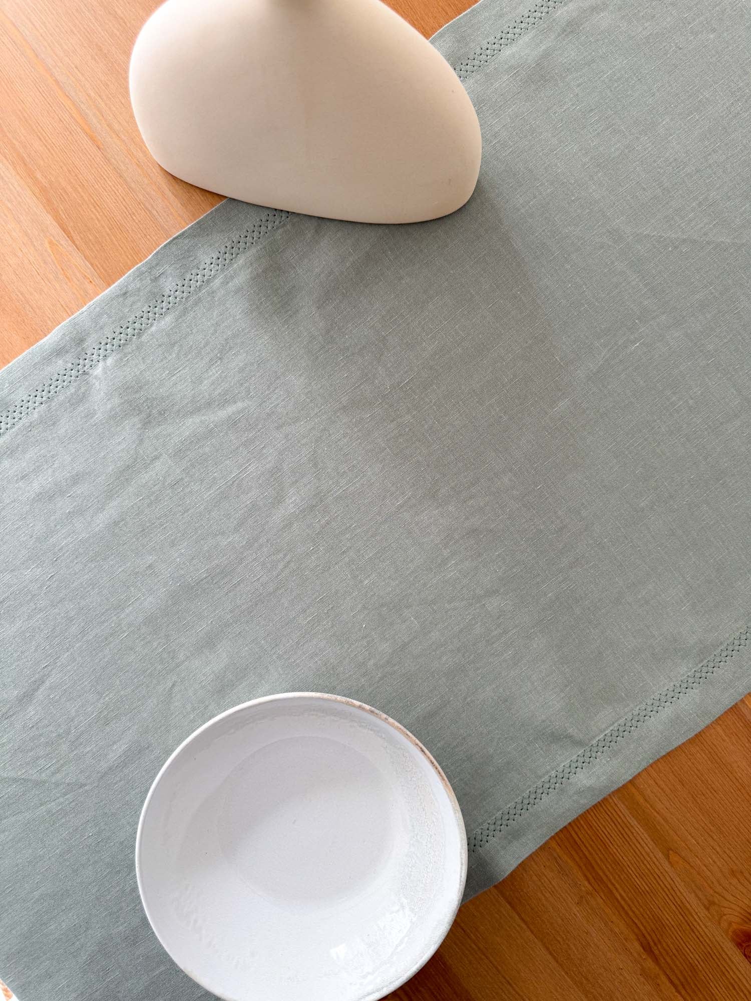 Chemin de table en lin vert sauge avec motif ajouré