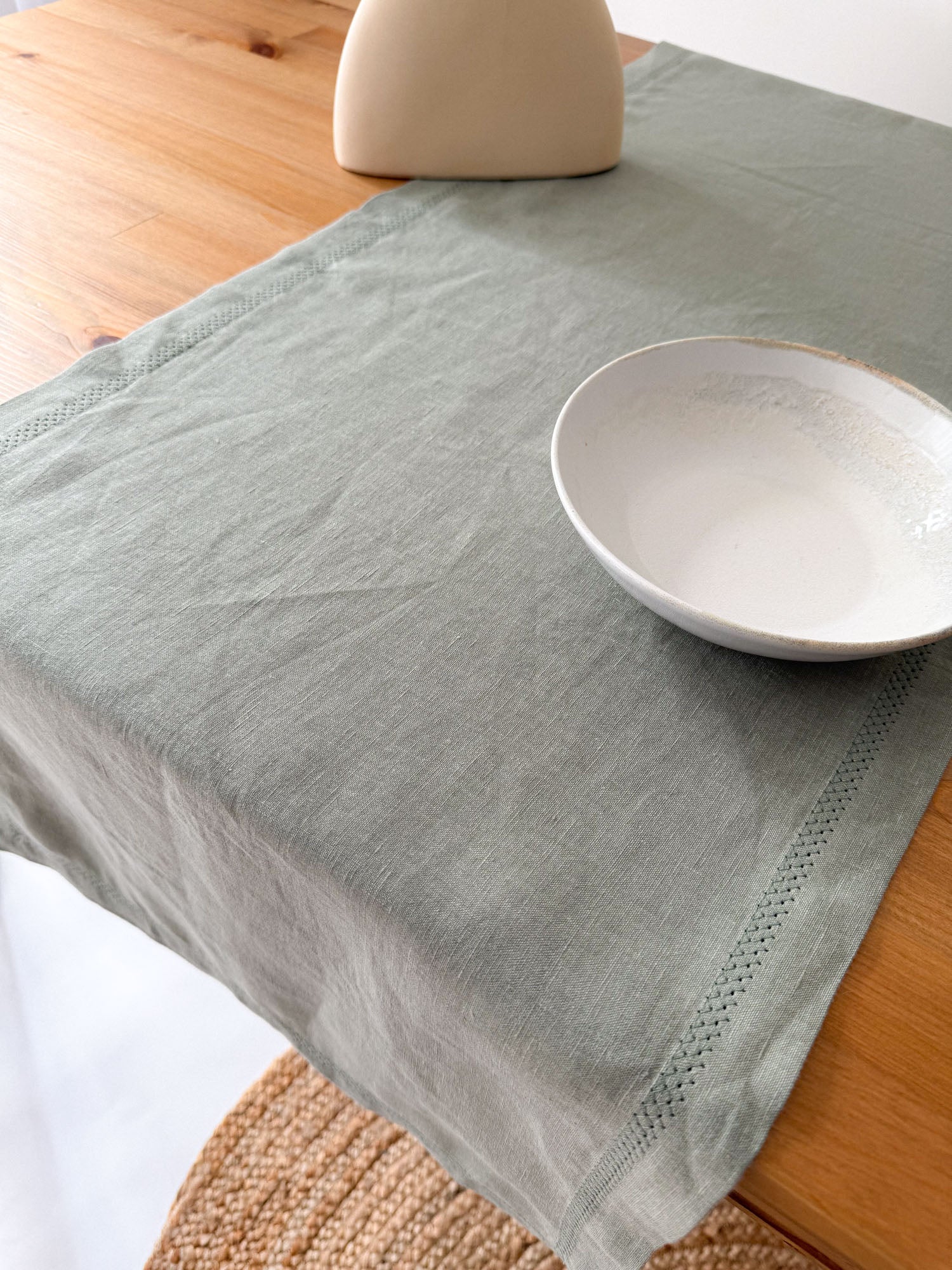 Chemin de table en lin vert sauge avec motif ajouré