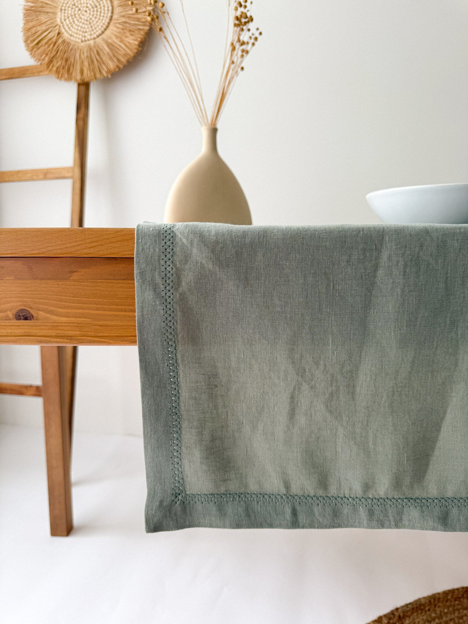 Chemin de table en lin vert sauge avec motif ajouré