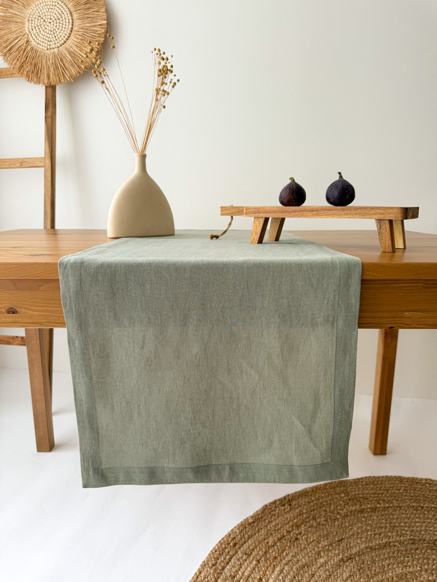 Chemin de table en lin vert sauge
