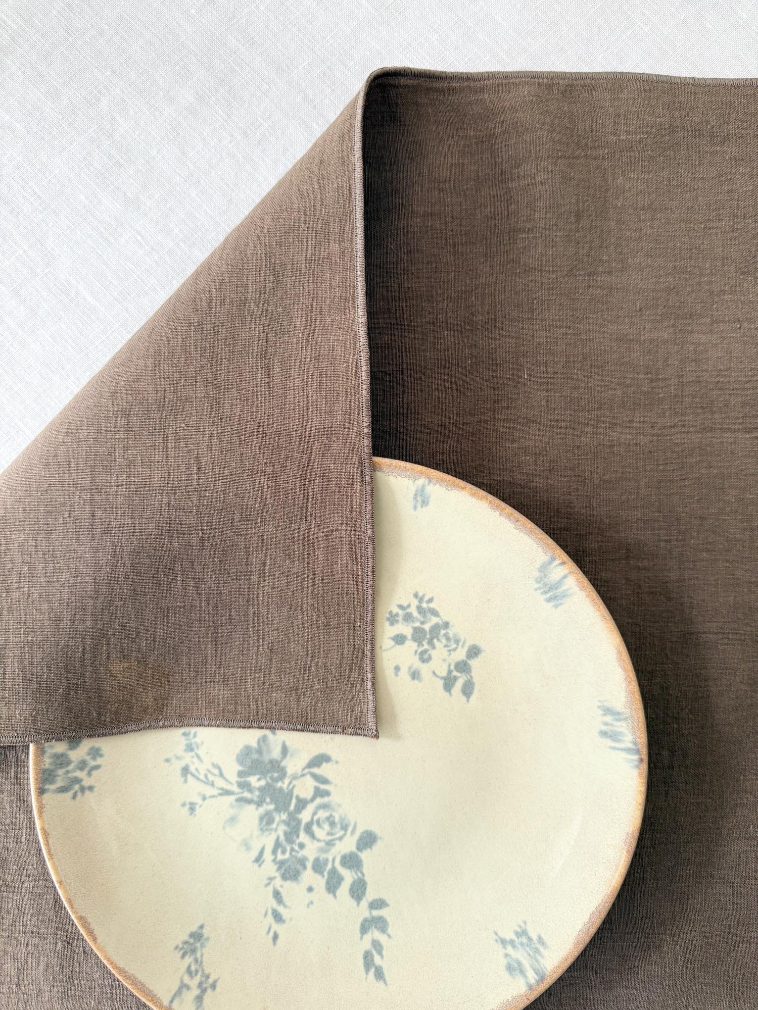 Set de table en lin marron avec ourlet roulé