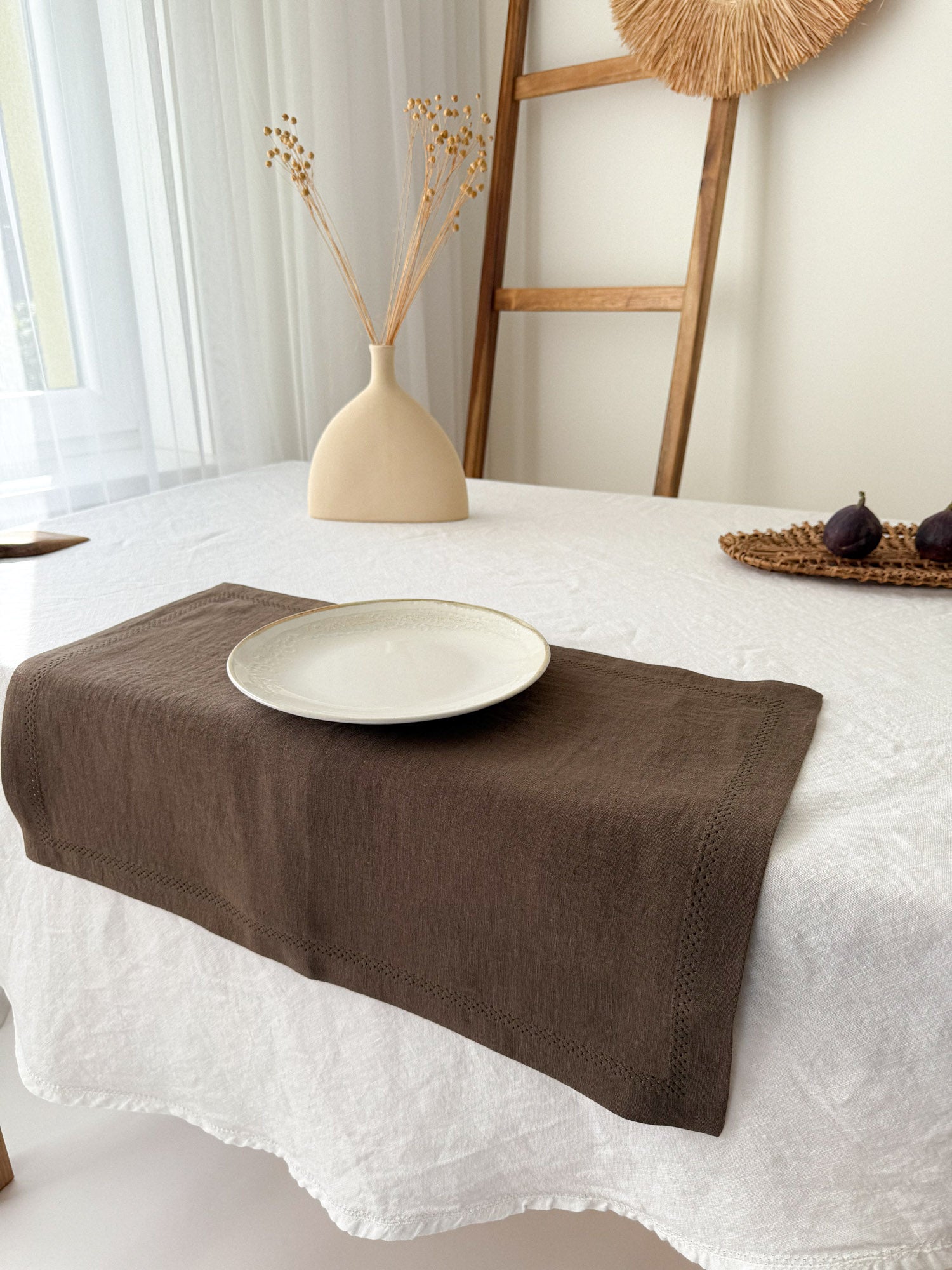 Set de table en lin marron avec motif ajouré