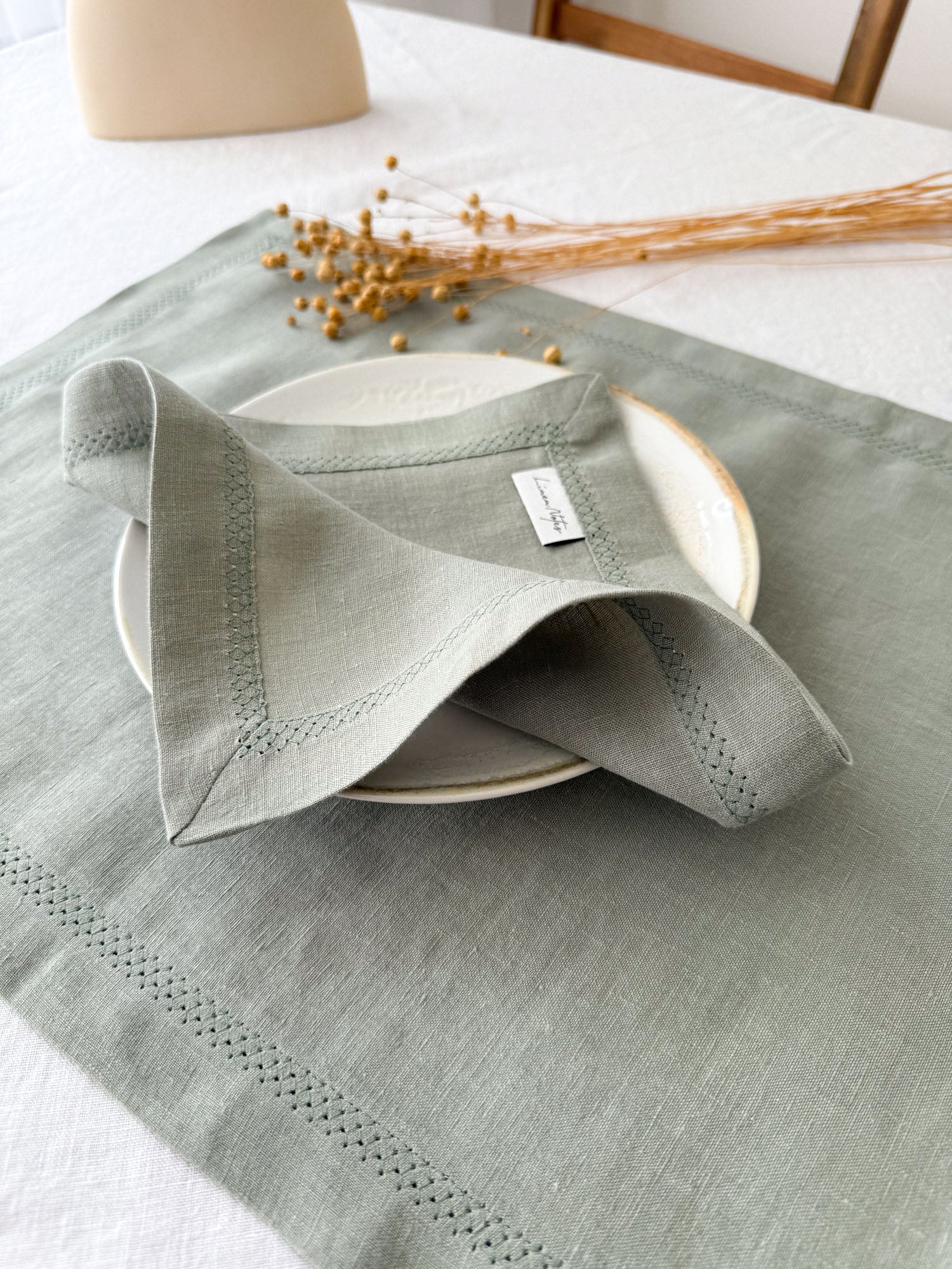 Serviette de table en lin vert sauge avec motif ajouré