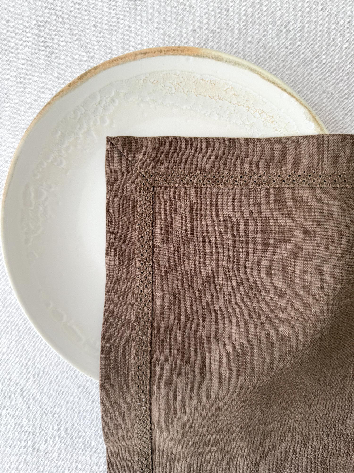 Serviette de table en lin marron avec motif ajouré
