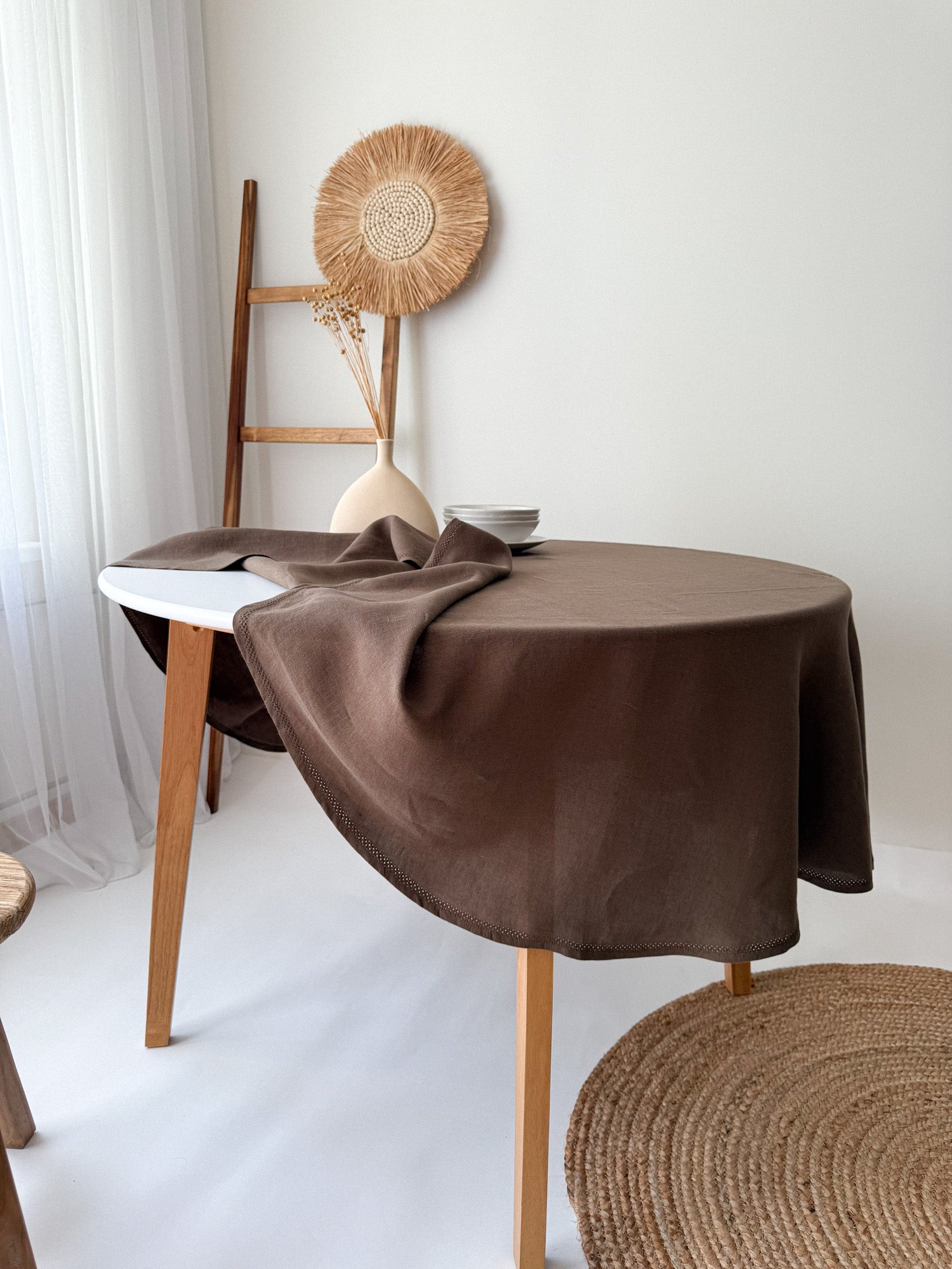 Nappe ronde en lin avec motif ajouré - Marron