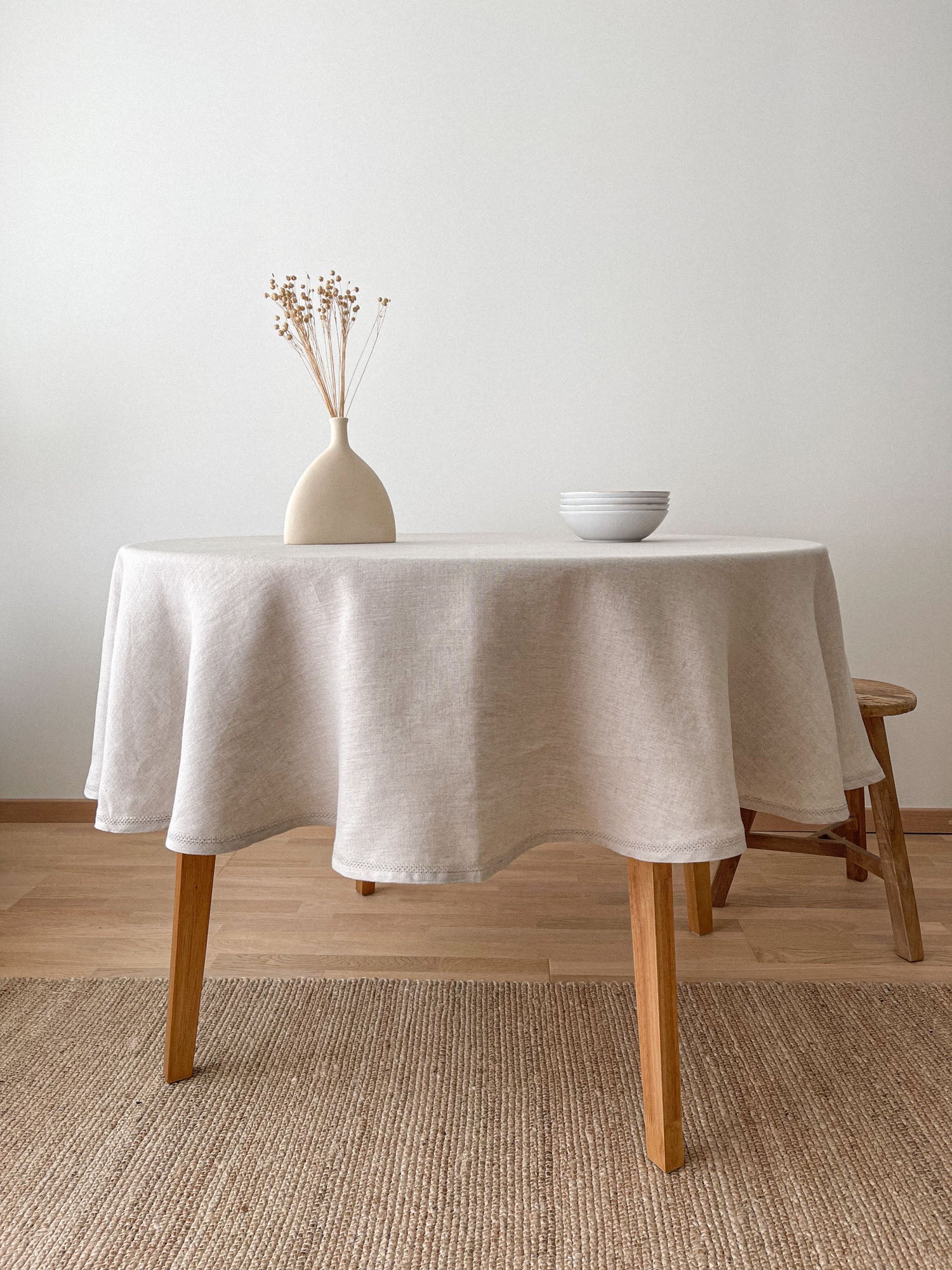 Nappe Beige Raffinée et Fleurie en Lin – Les Nappes Nappe Beige Raffinée et Fleurie en Lin – Les Nappes