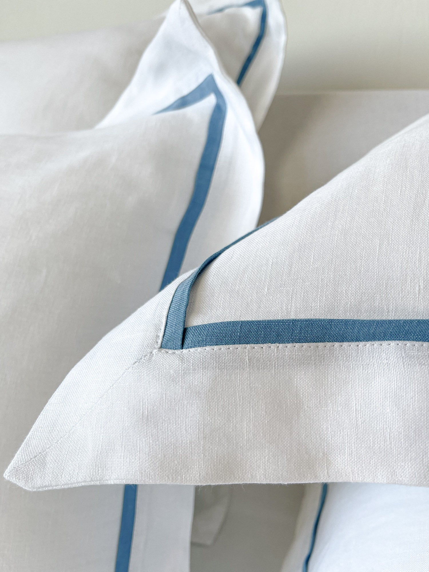 Taie d'oreiller en lin avec bordure - blanc et bleu clair - Linen Notes
