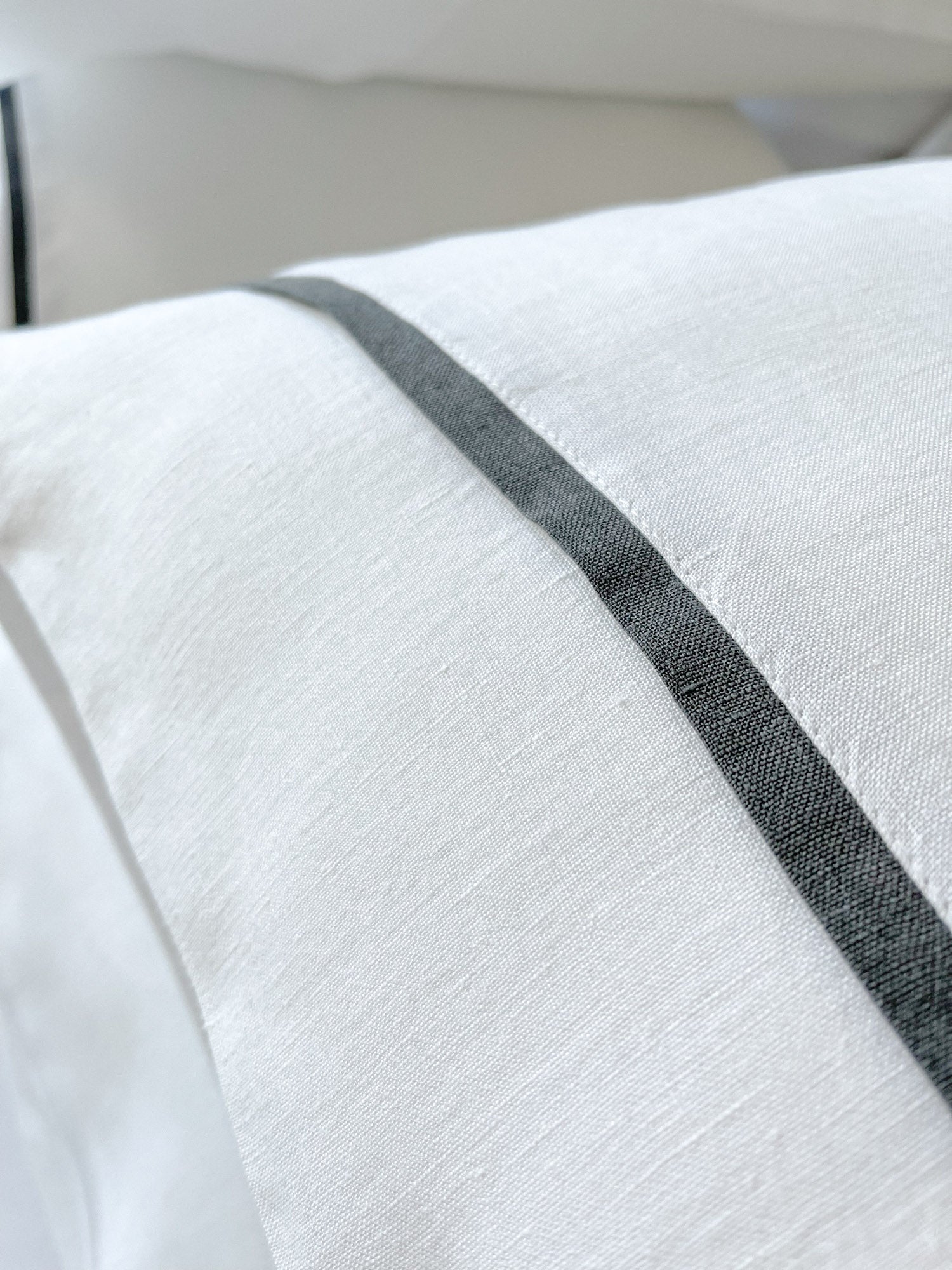 Taie d'oreiller en lin avec garniture - blanc et gris foncé - Linen Notes