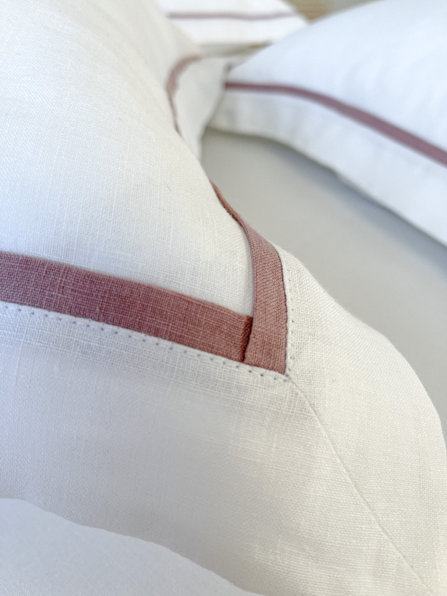Taie d'oreiller en lin avec bordure - blanc et rose - Linen Notes