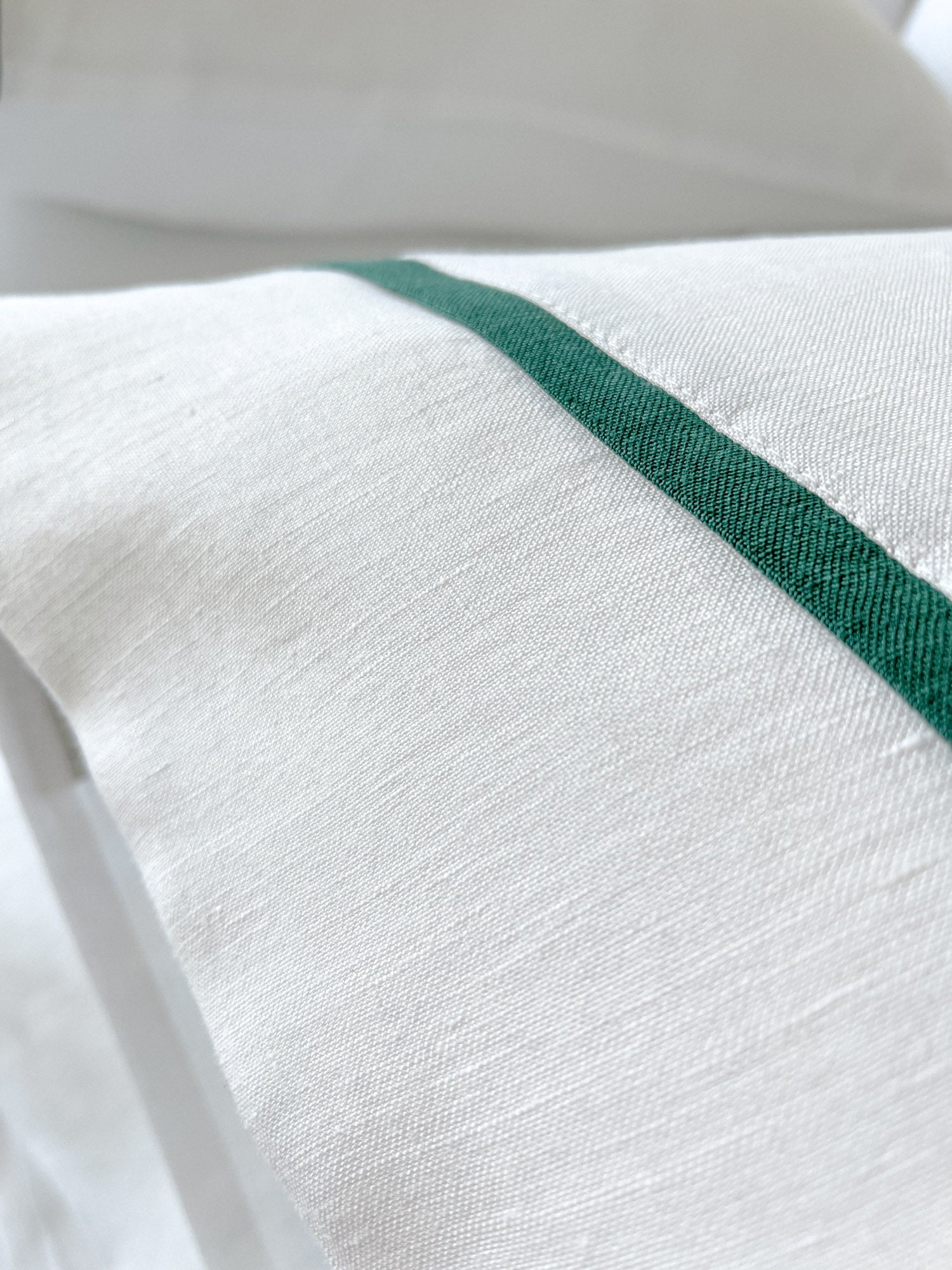 Taie d'oreiller en lin avec garniture - blanc et vert foncé - Linen Notes