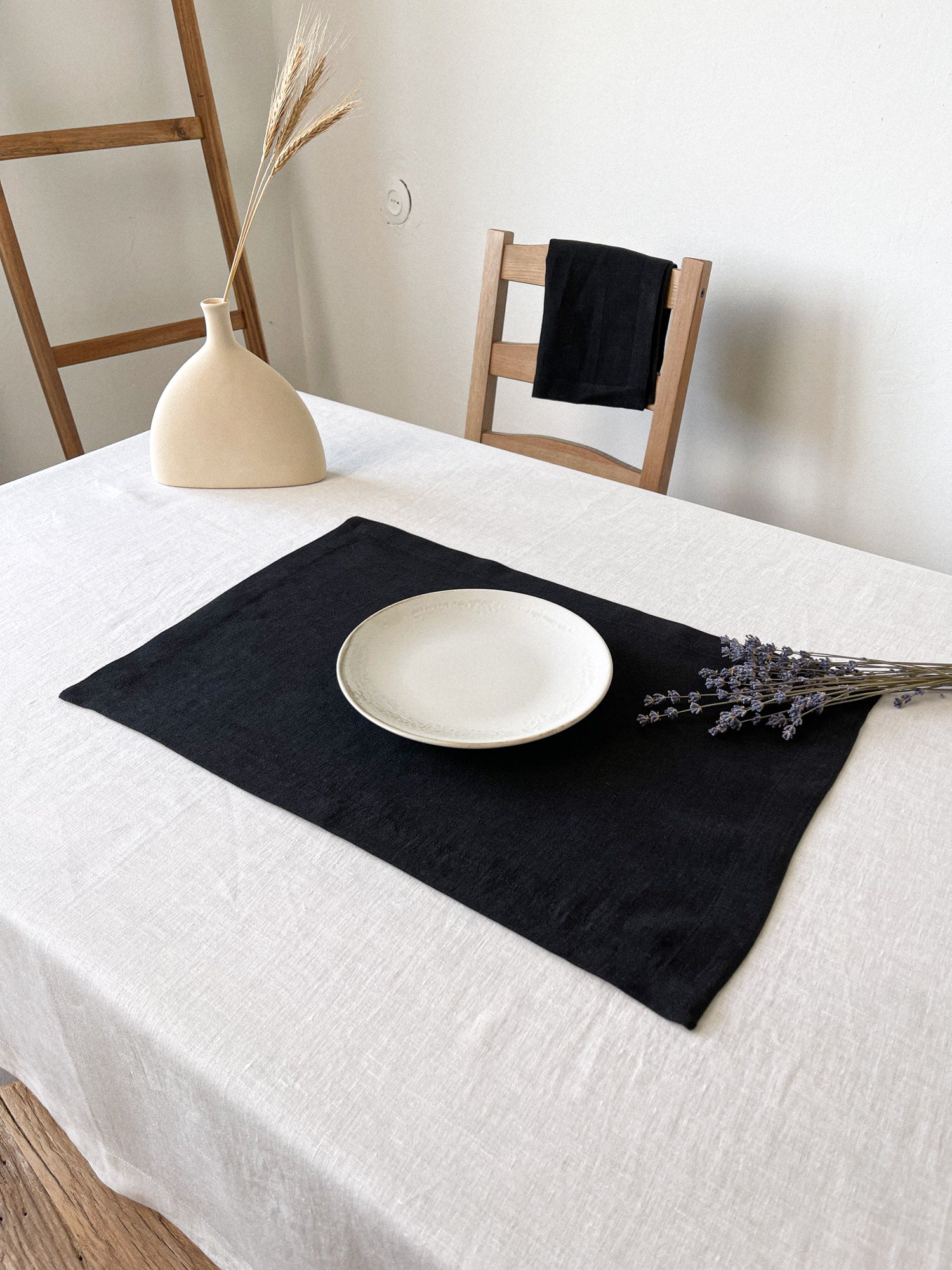 Tischset aus schwarzem Leinen mit Kuvertecken - Linen Notes