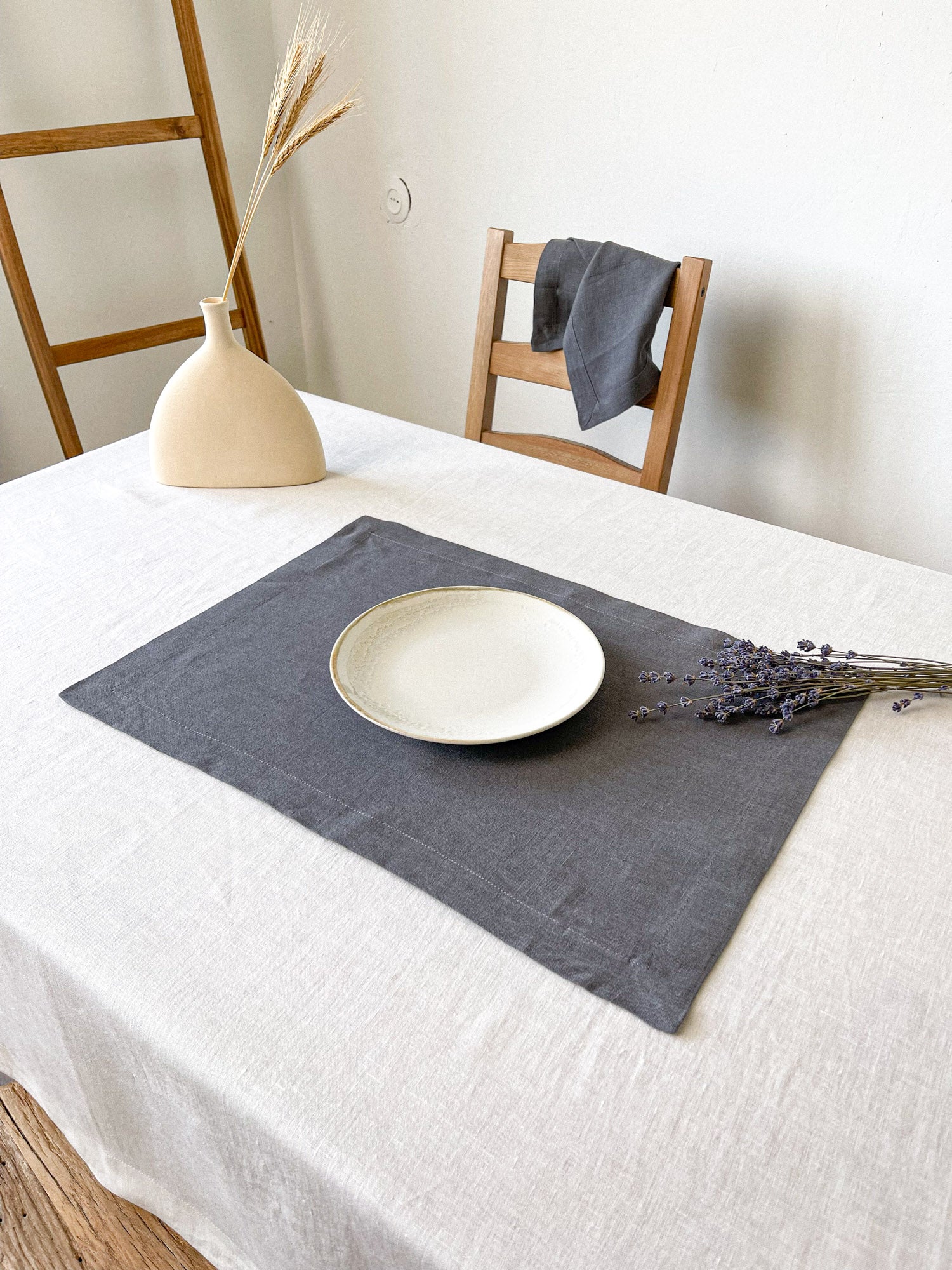 Tischset aus dunkelgrauem Leinen mit Kuvertecken - Linen Notes