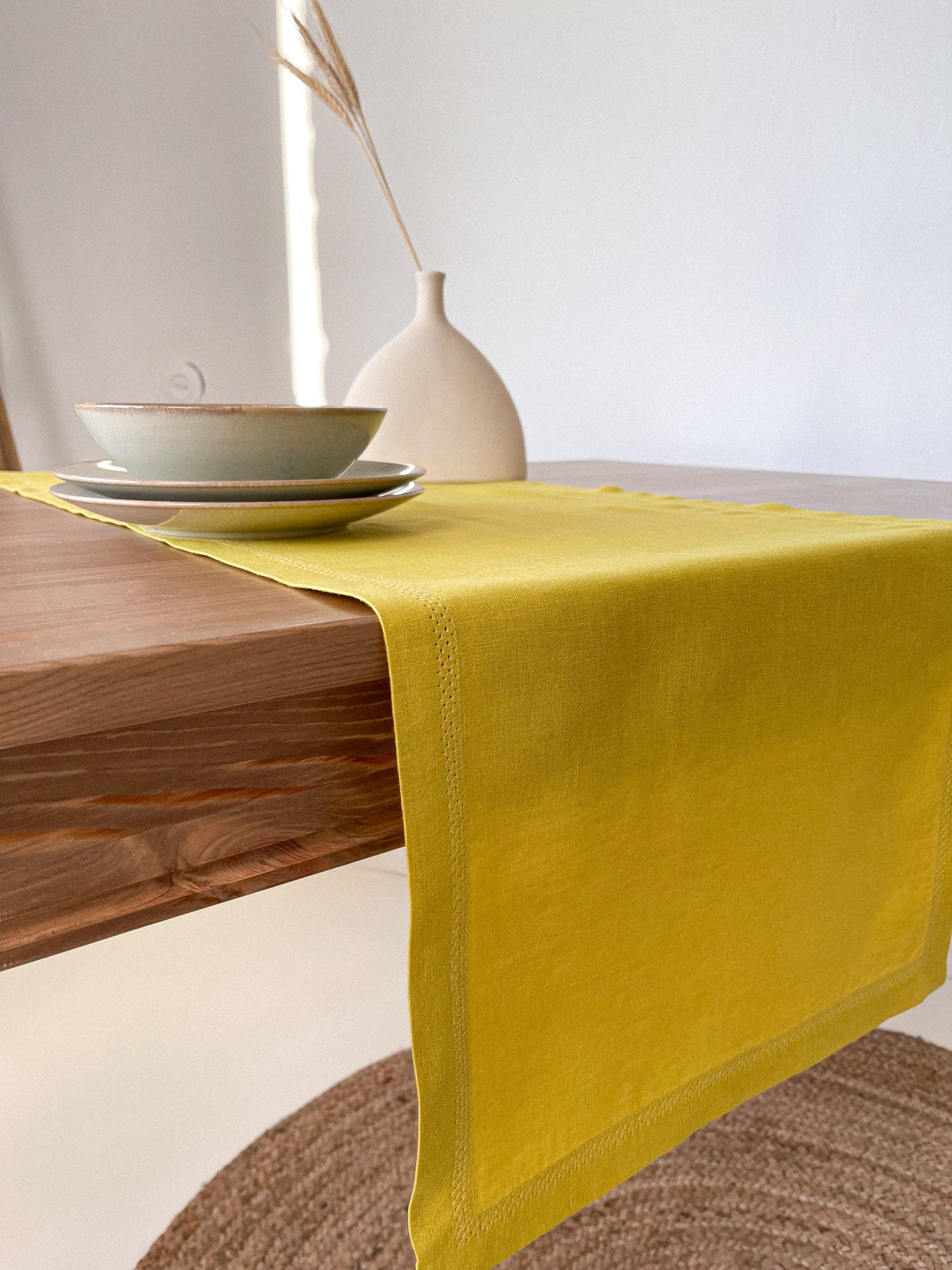 Tischläufer aus chartreuse gelbem Leinen mit Hohlsaum - Linen Notes