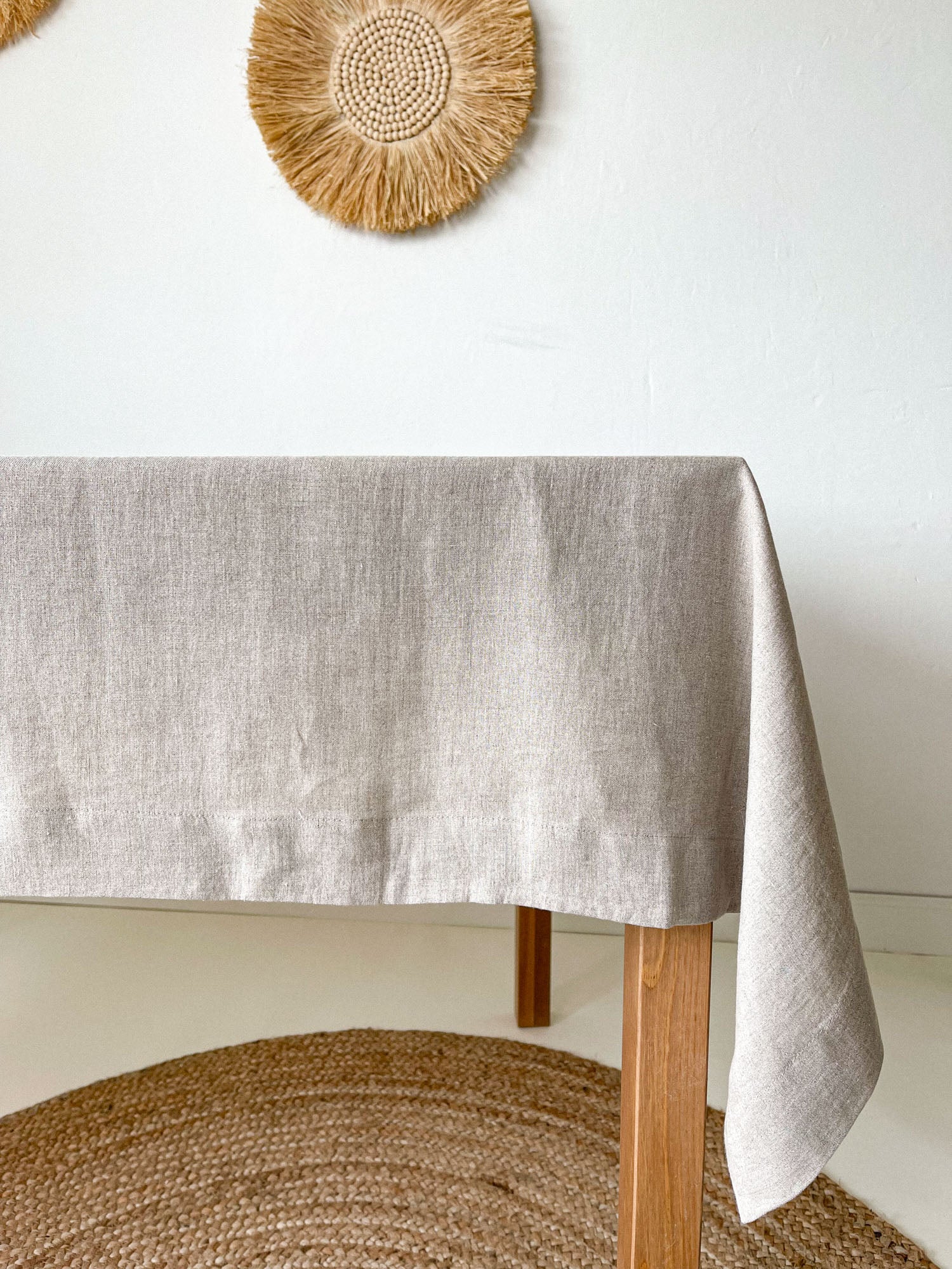 Beige Leinentischdecke mit breitem Saum und Kuvertecken - Linen Notes