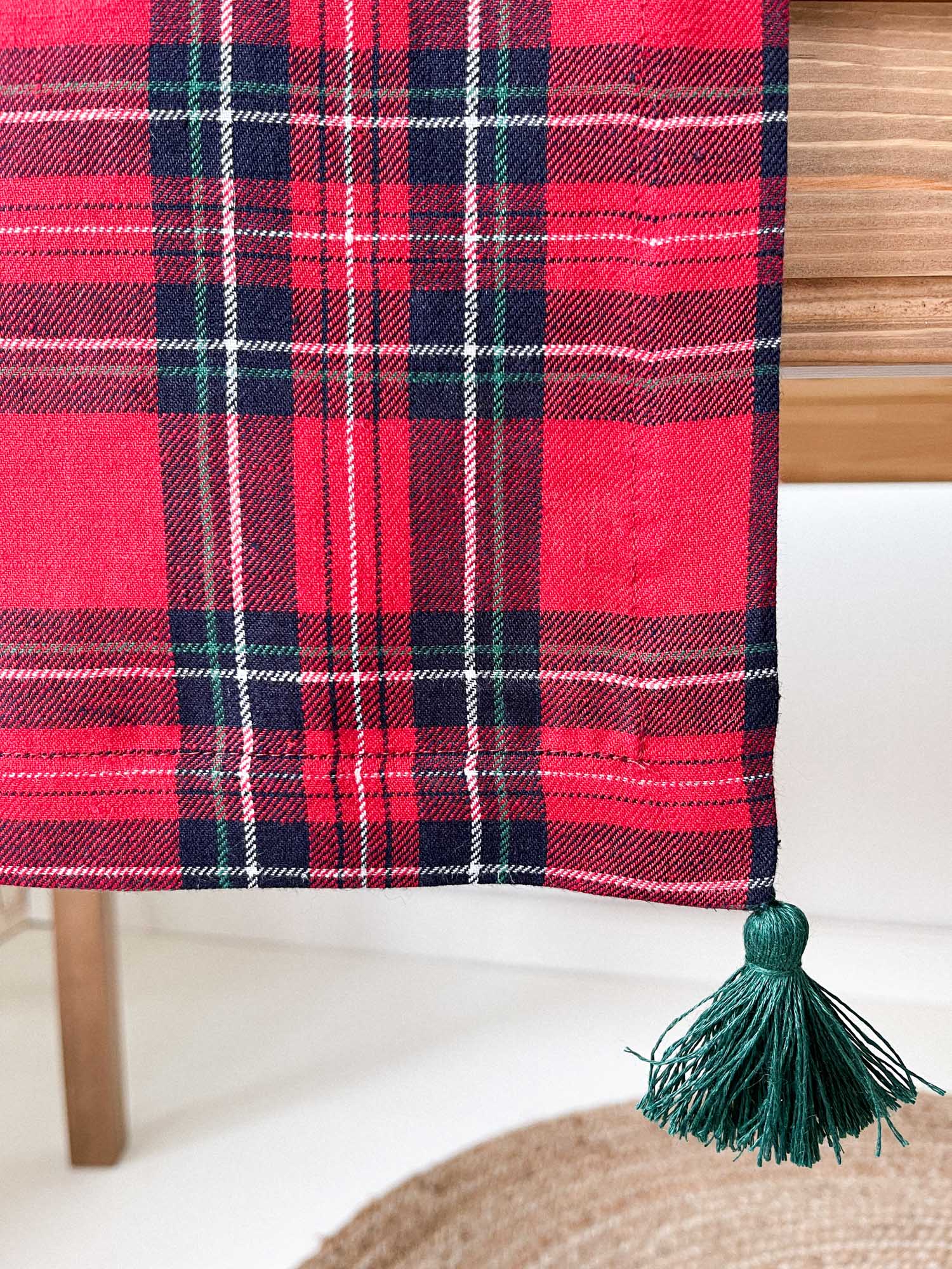 Tischläufer aus rotem Tartan Leinen mit Quasten - Linen Notes