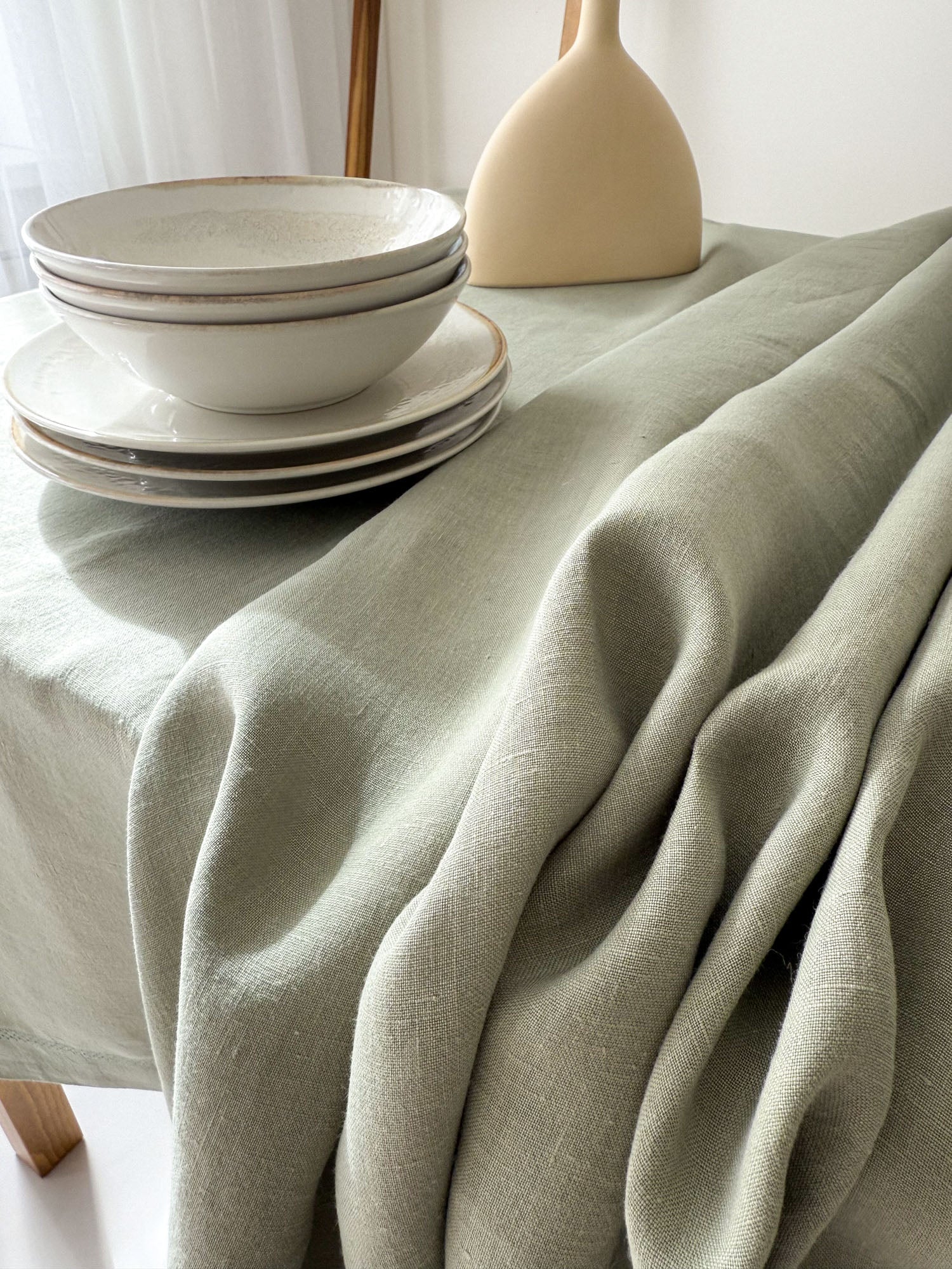 Nappe en lin vert sauge avec motif ajouré