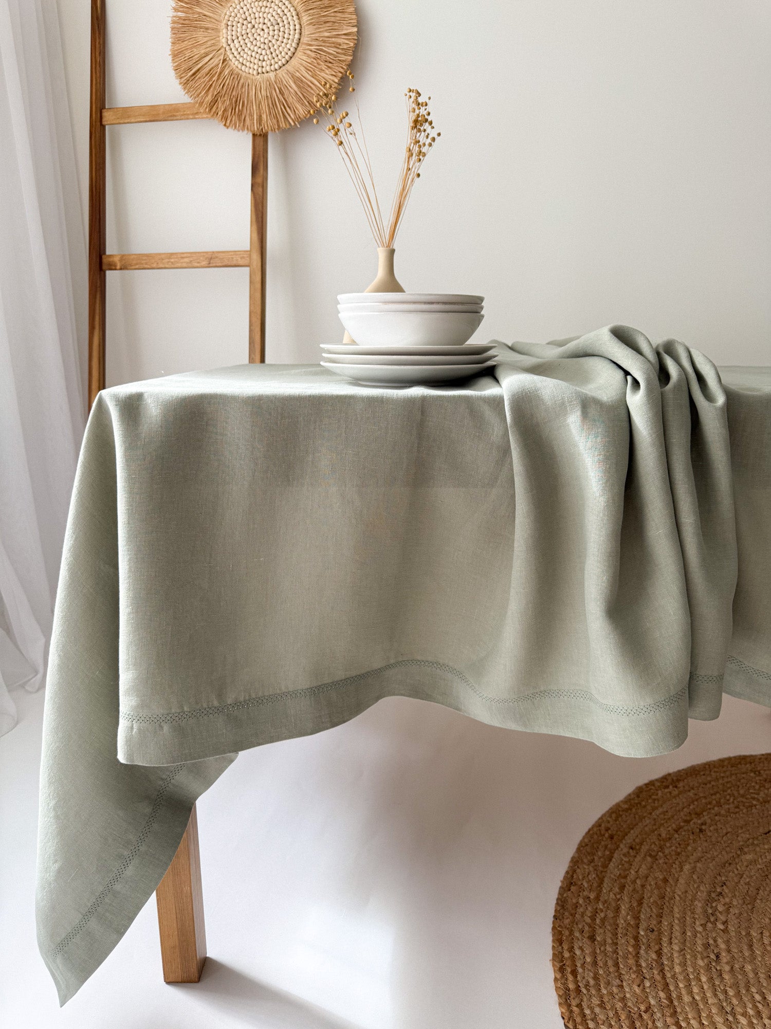 Nappe en lin vert sauge avec motif ajouré