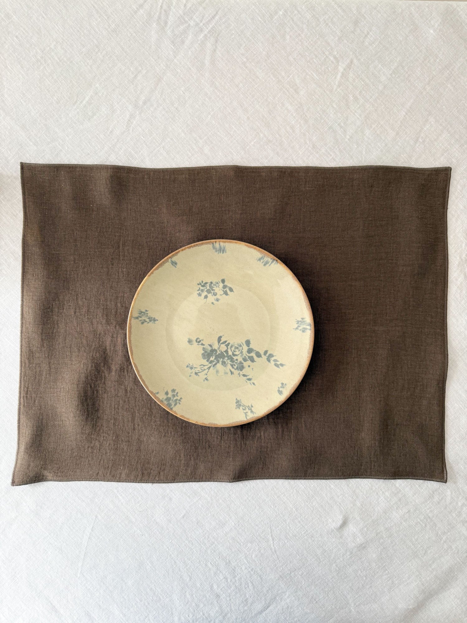 Set de table en lin marron avec ourlet roulé