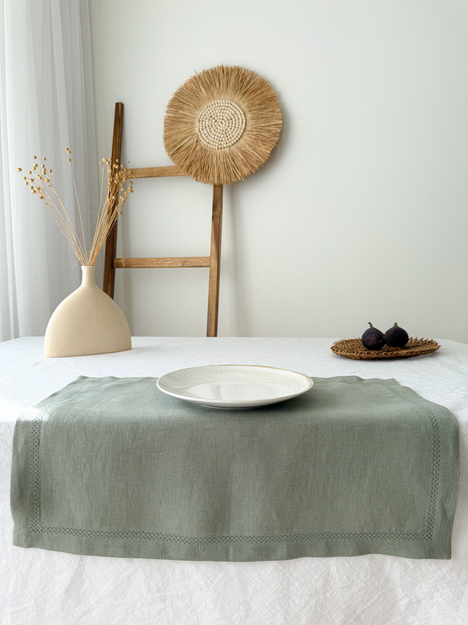 Set de table en lin vert sauge avec motif ajouré