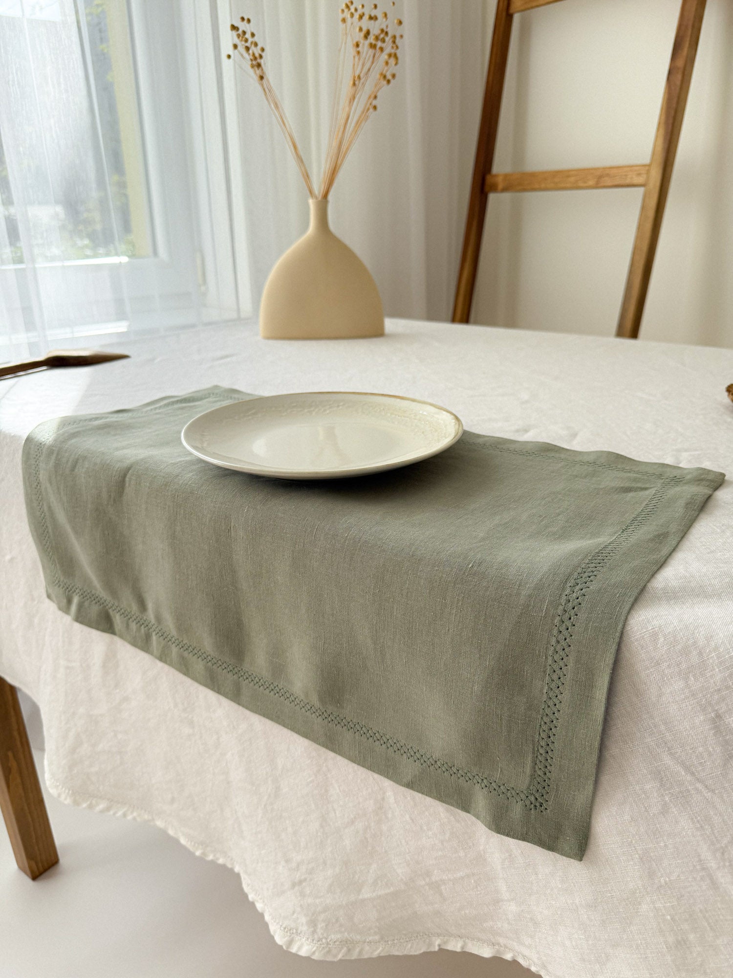 Set de table en lin vert sauge avec motif ajouré
