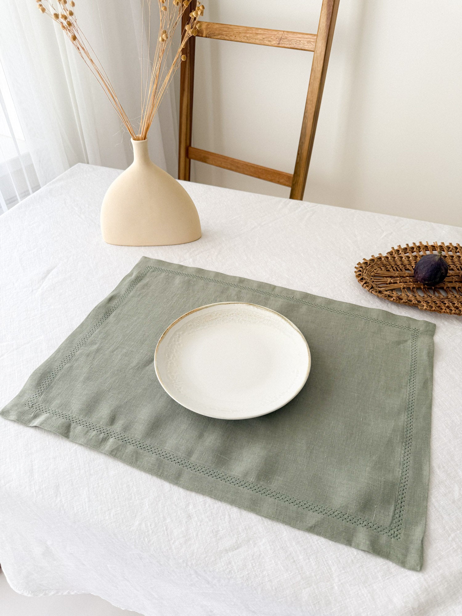 Set de table en lin vert sauge avec motif ajouré