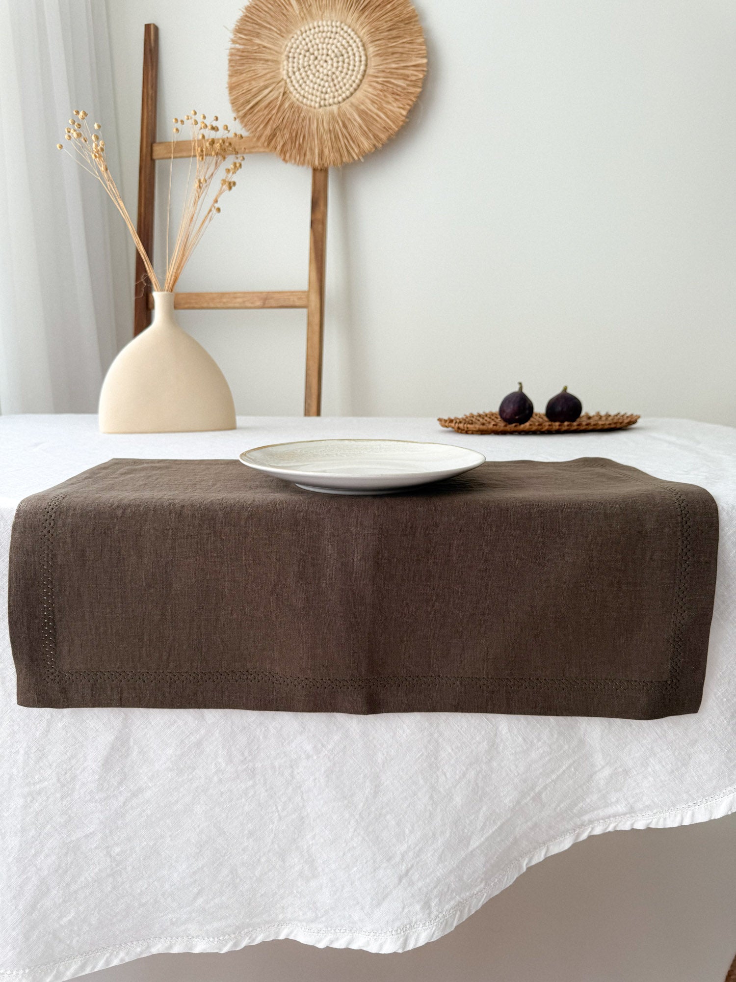 Set de table en lin marron avec motif ajouré