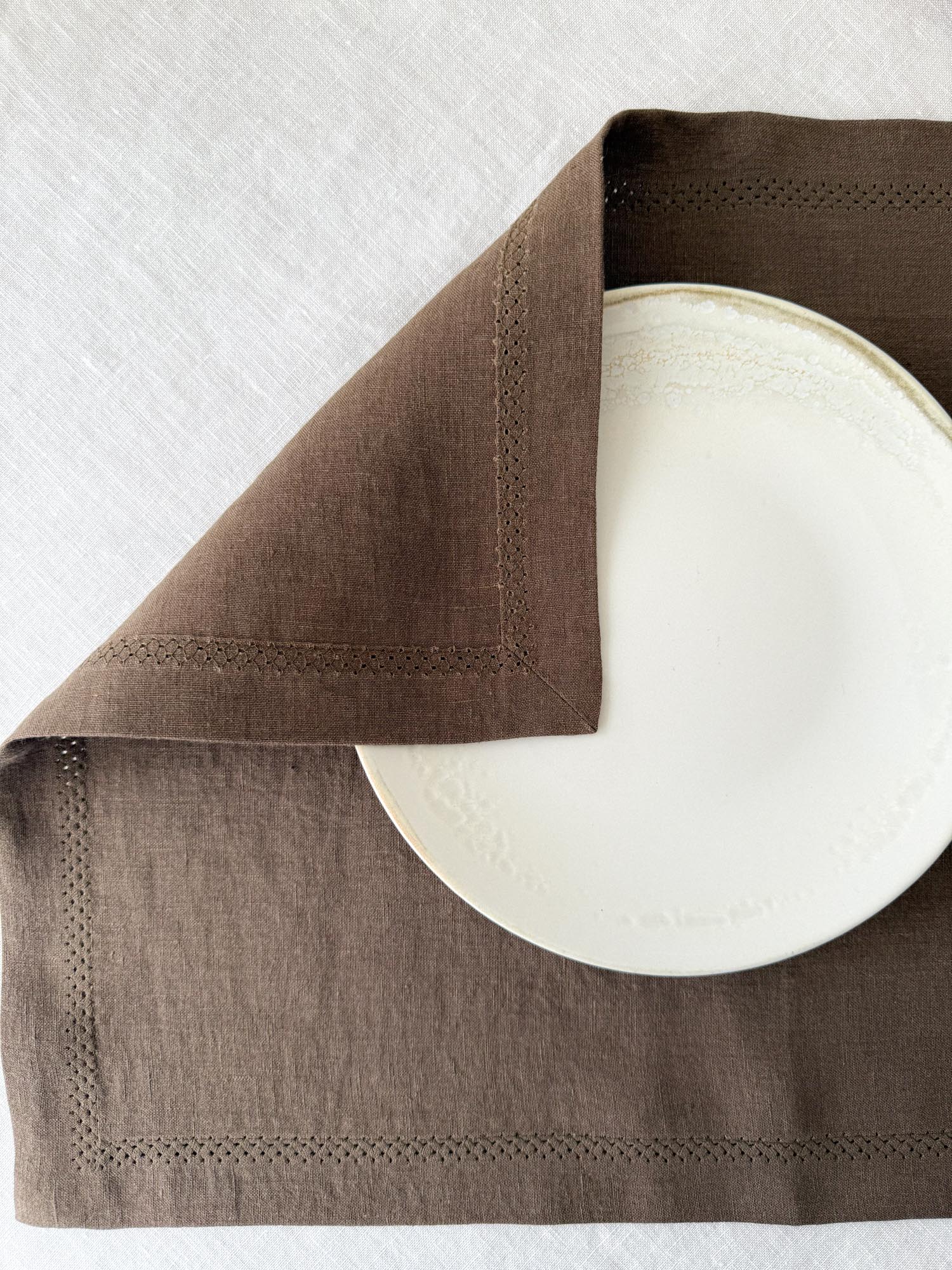 Set de table en lin marron avec motif ajouré