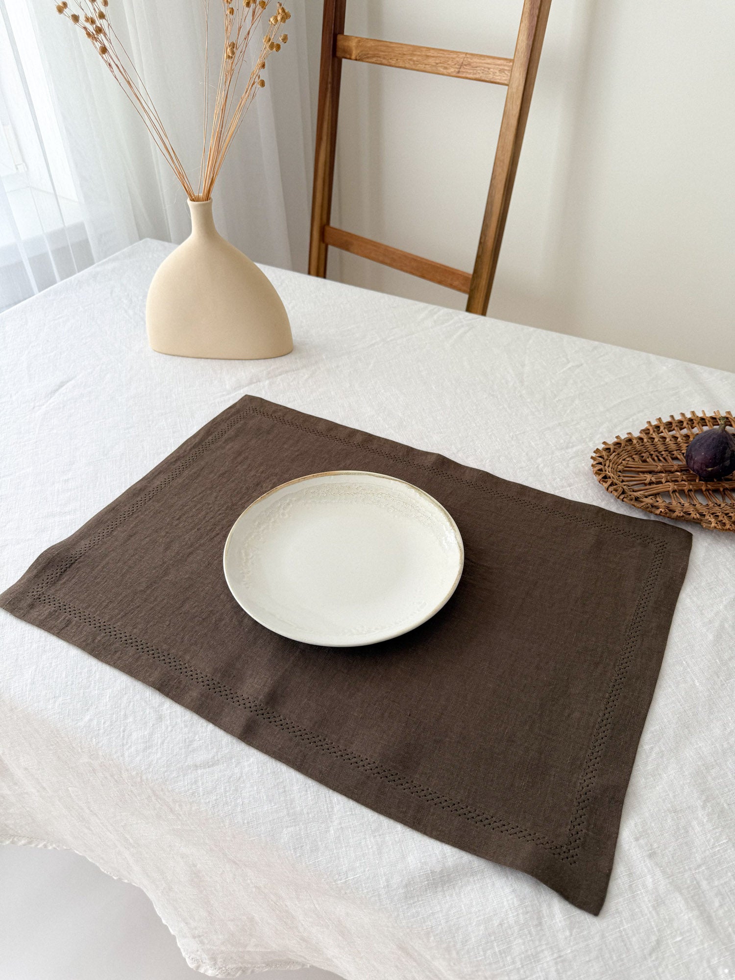 Set de table en lin marron avec motif ajouré