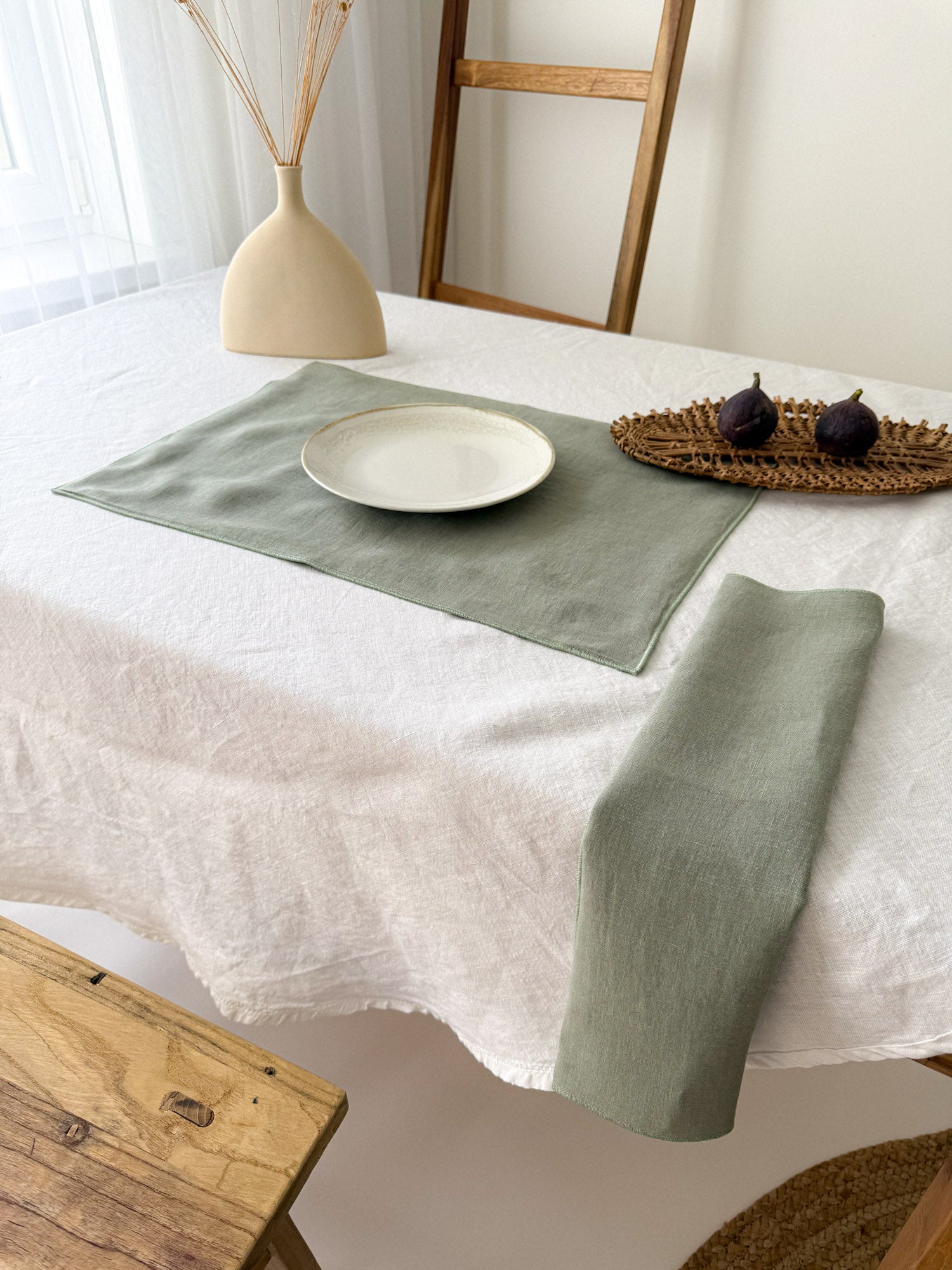 Serviette de table en lin vert sauge avec ourlet roulé