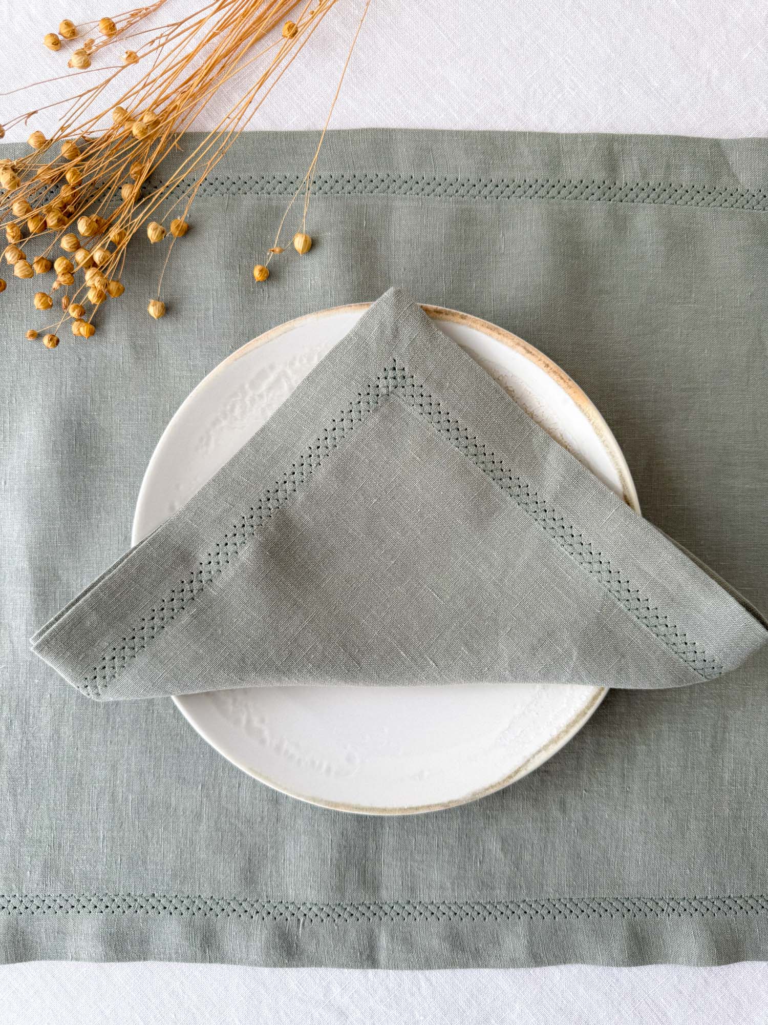 Serviette de table en lin vert sauge avec motif ajouré