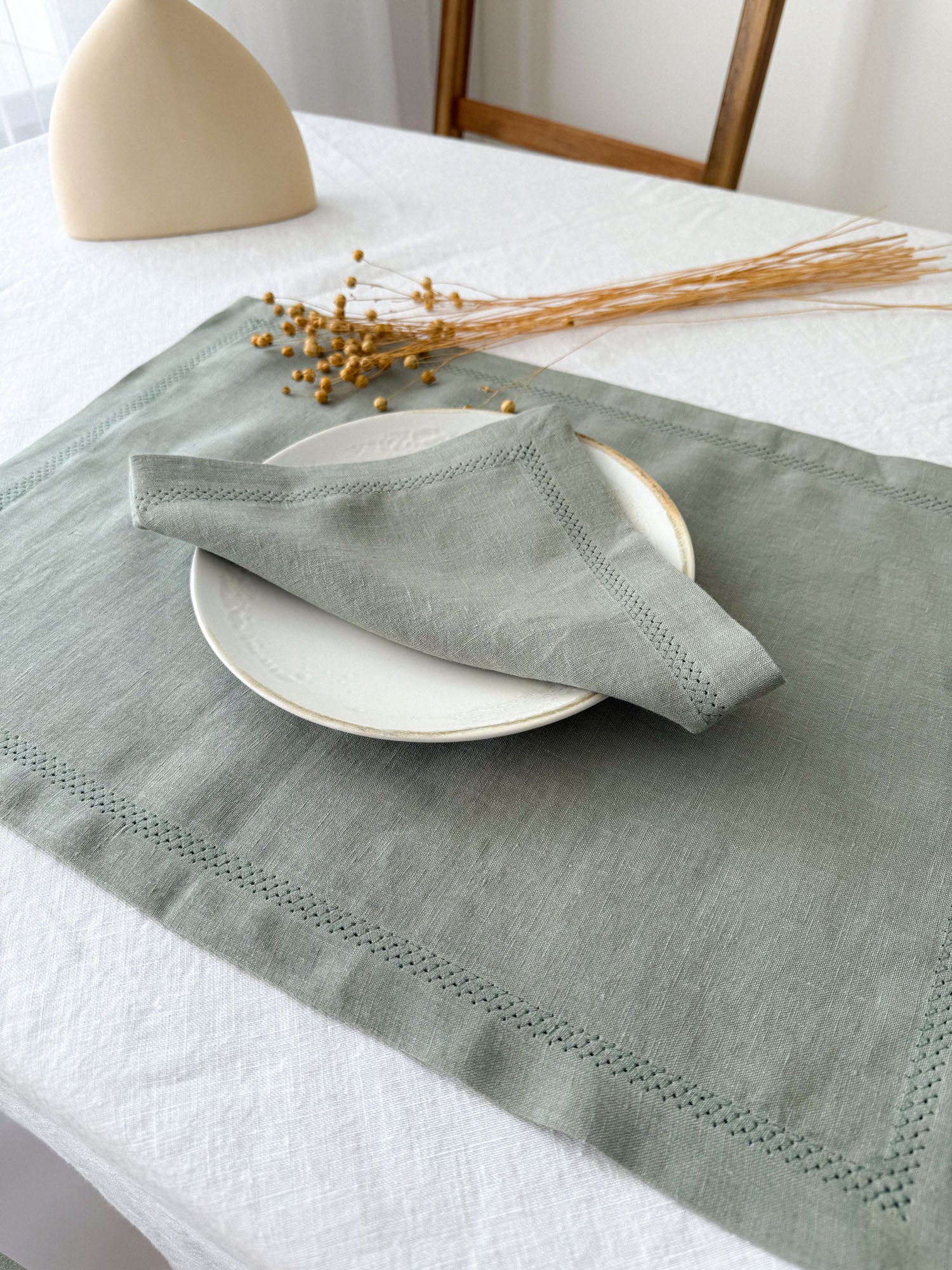 Serviette de table en lin vert sauge avec motif ajouré