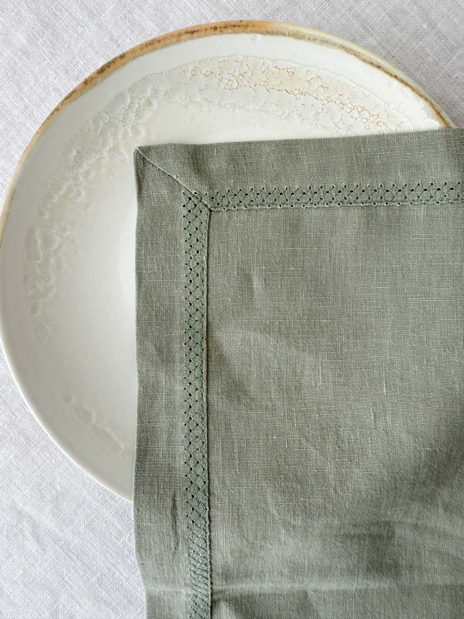 Serviette de table en lin vert sauge avec motif ajouré