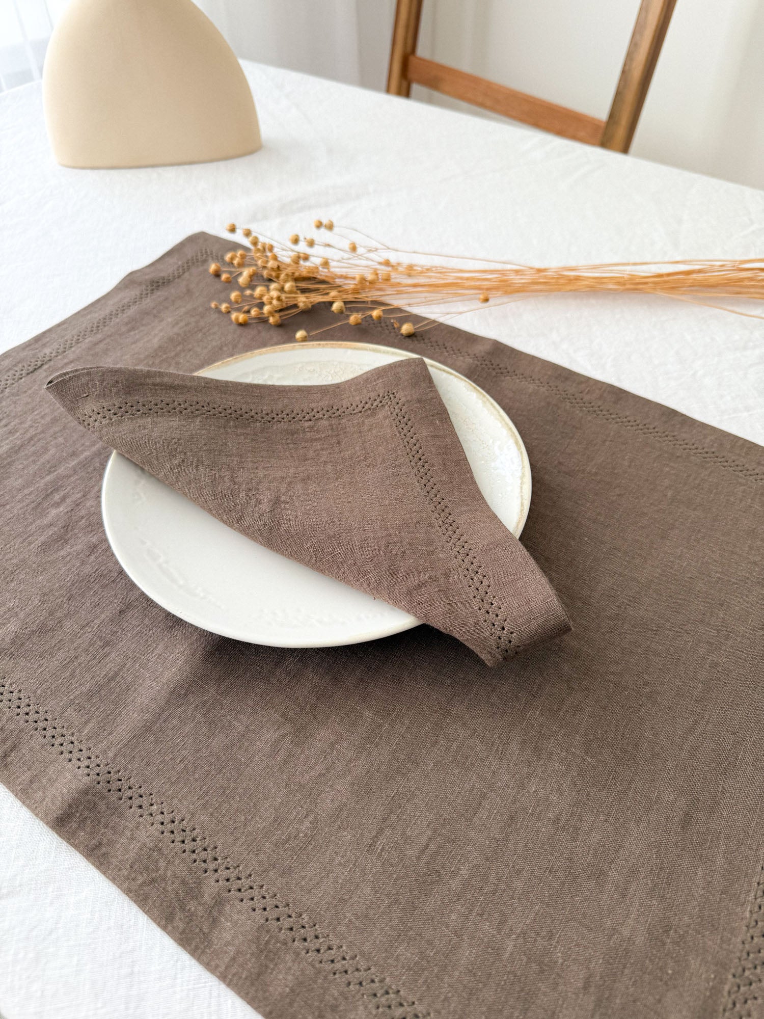 Serviette de table en lin marron avec motif ajouré