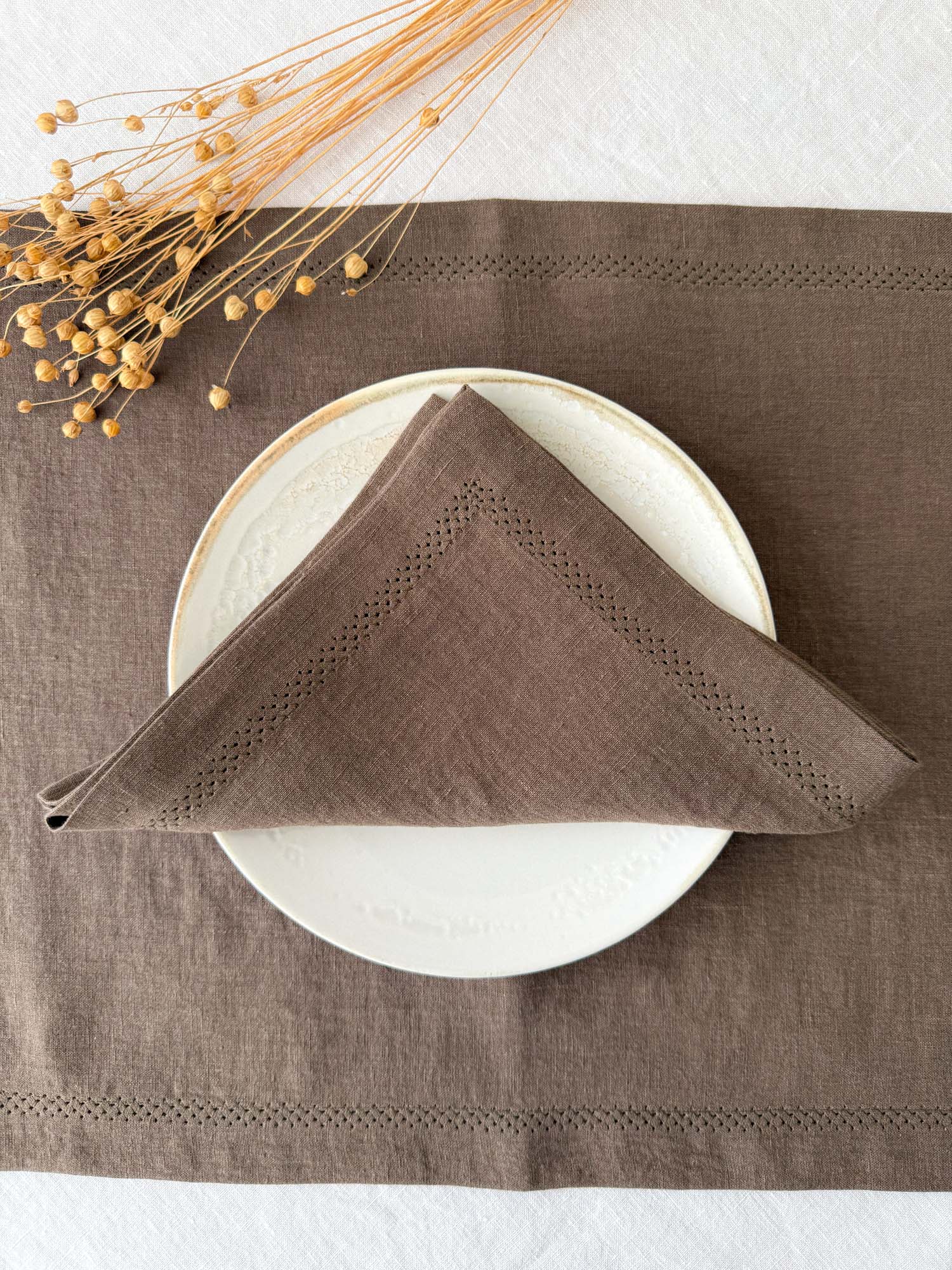 Serviette de table en lin marron avec motif ajouré