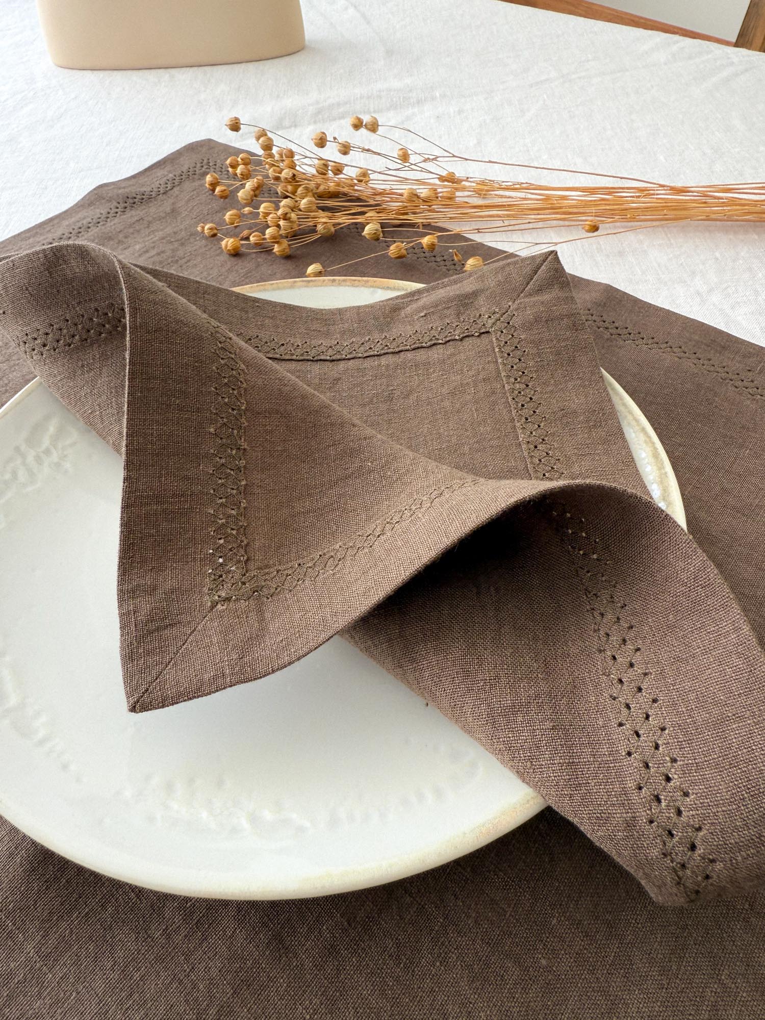 Serviette de table en lin marron avec motif ajouré