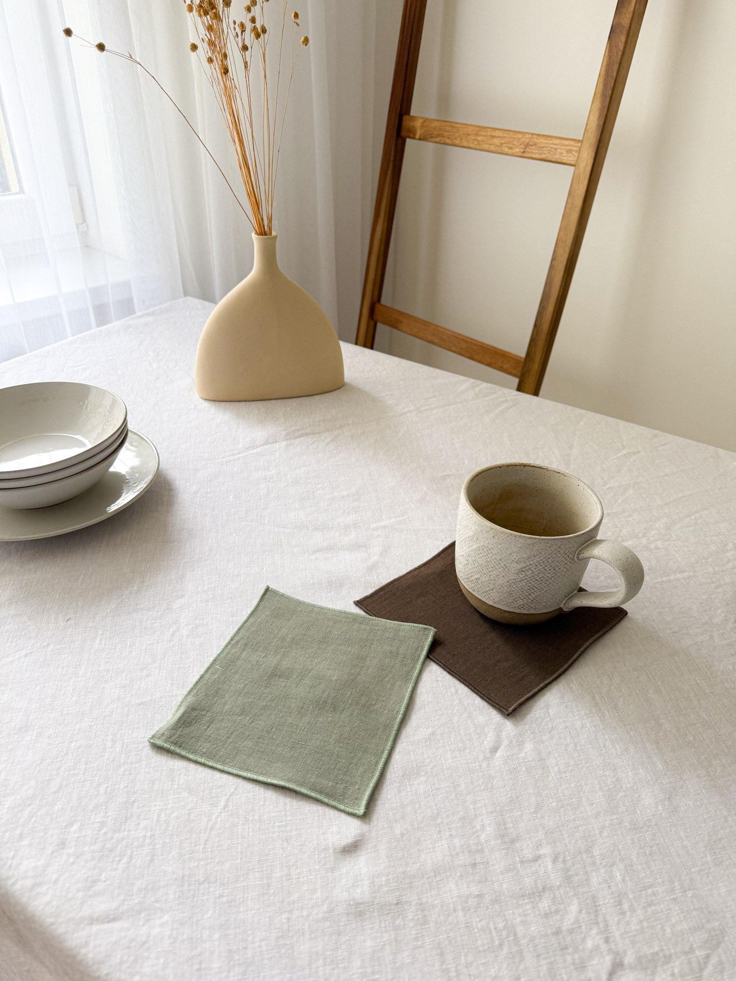 Dessous de verre en lin vert sauge avec ourlet roulé - lot de 4