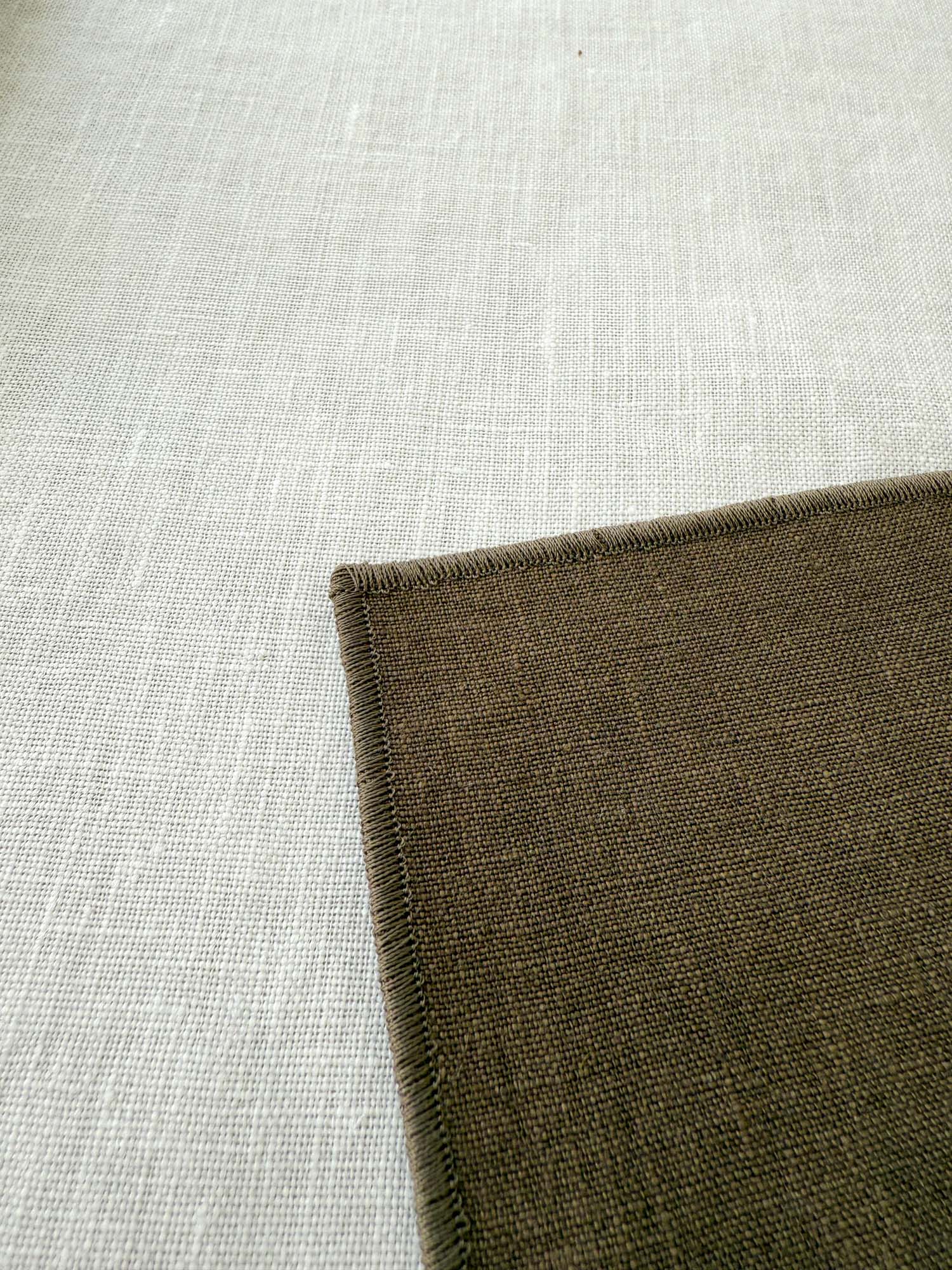 Dessous de verre en lin marron avec ourlet roulé - lot de 4