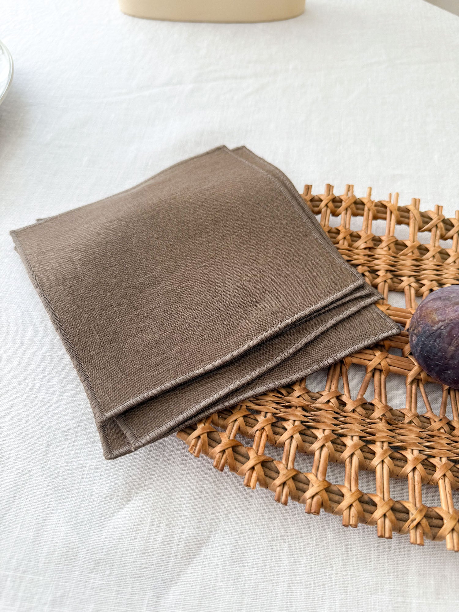 Dessous de verre en lin marron avec ourlet roulé - lot de 4