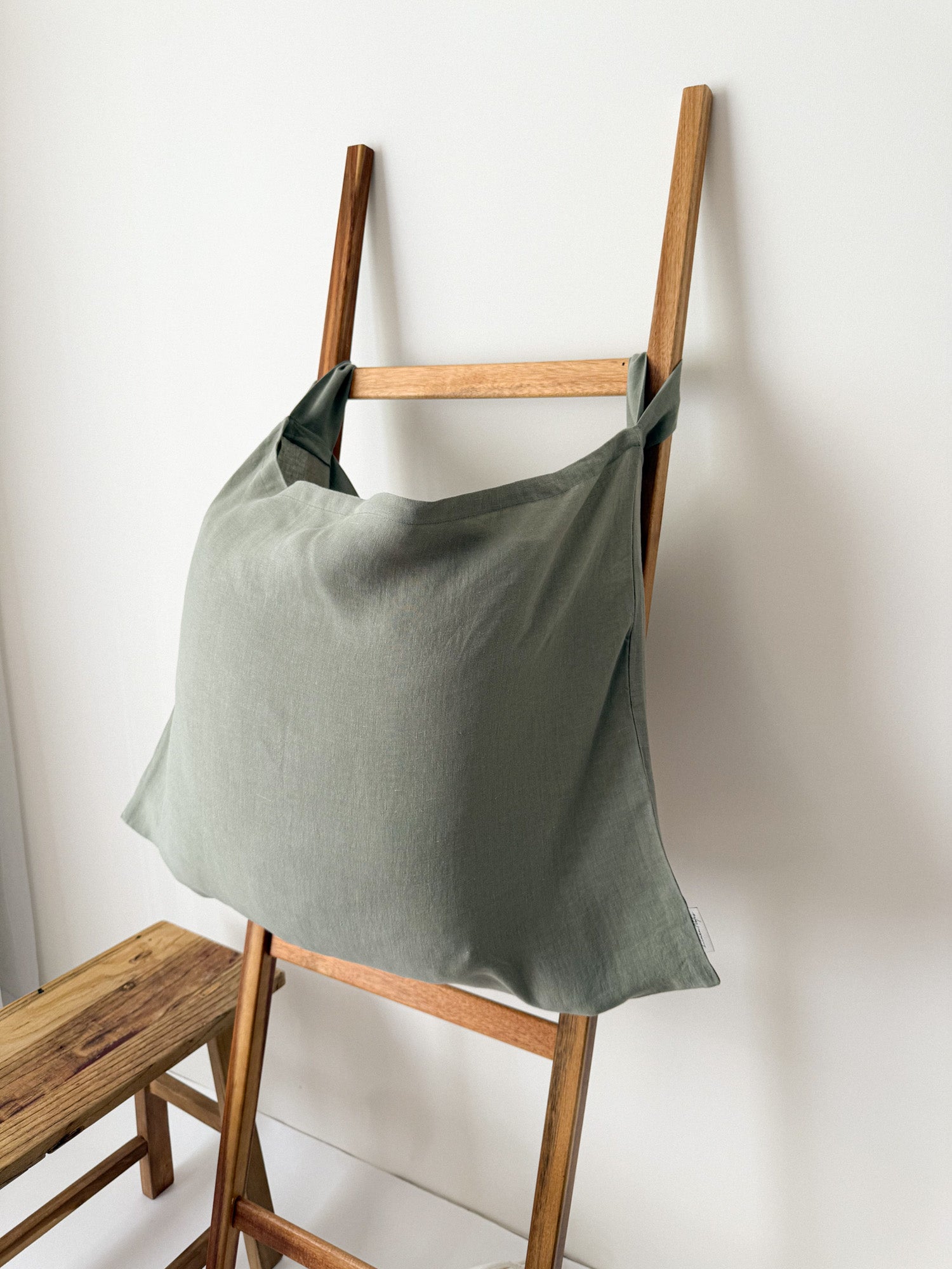 Sac à linge à suspendre en lin - Vert Sauge